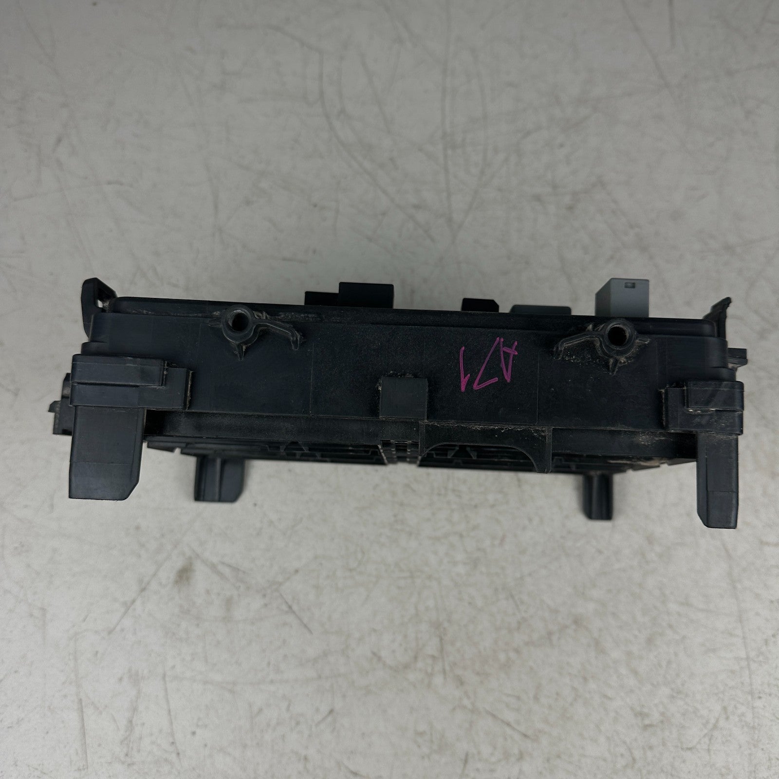 2014-2019 CHEVROLET CORVETTE C7 UNDER HOOD RELAY FUSE BOX ASSEMBLY 23189699 OEM