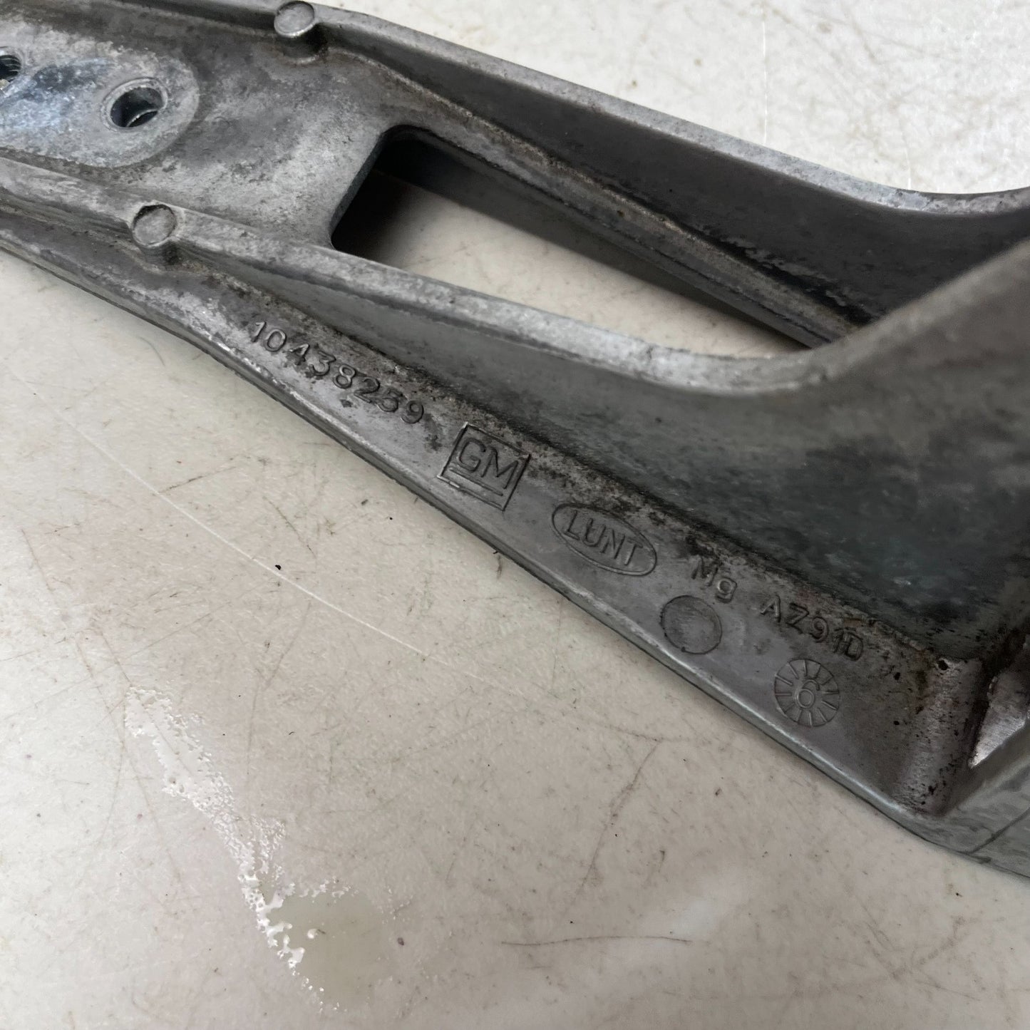 05-13 CHEVROLET CORVETTE ABS ANTI LOCK BRAKE PUMP SUPPORT BRACKET 10438259 OEM