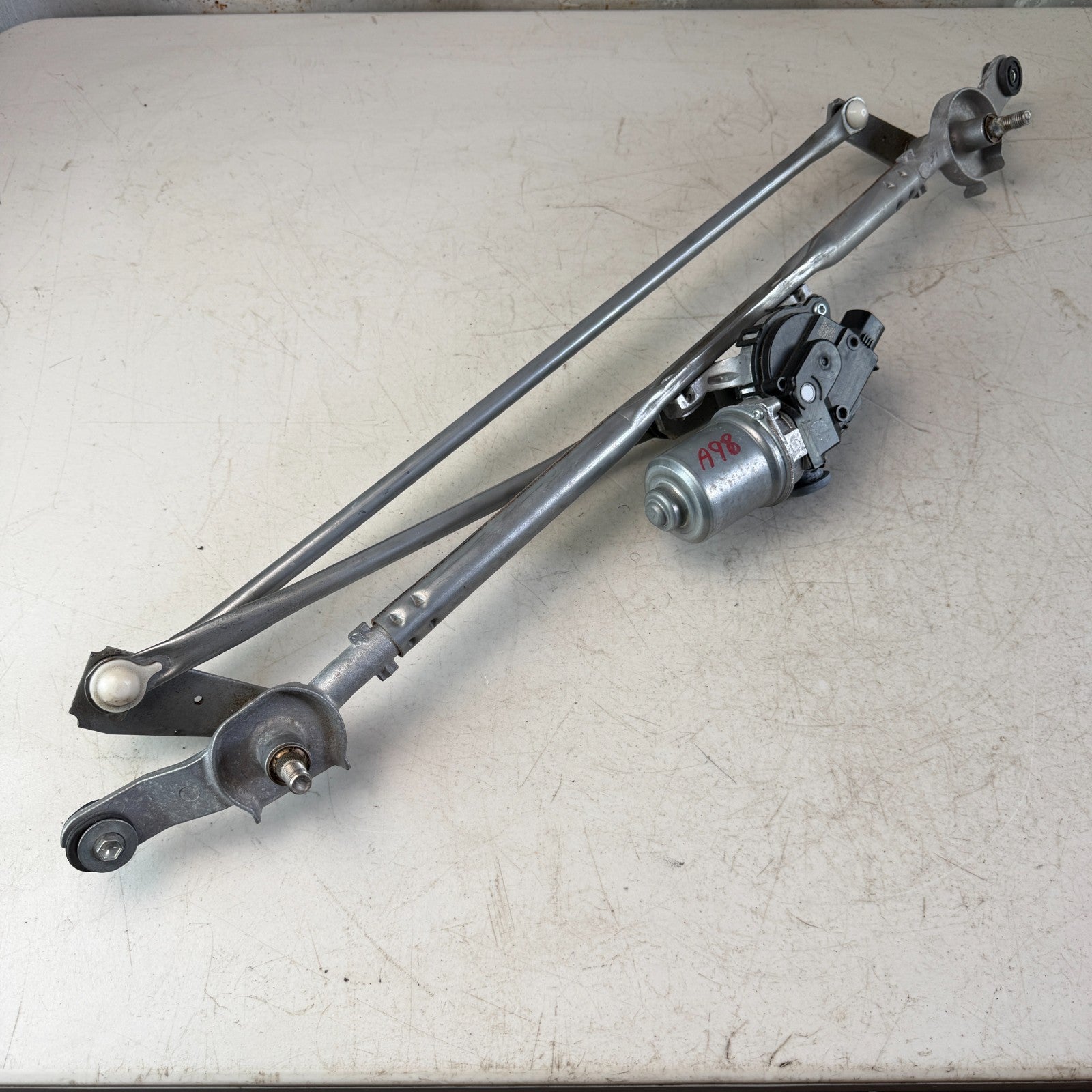 2016 -2024 CHEVROLET CAMARO FRONT WINDSHIELD WIPER LINKAGE W/ MOTOR 84498919 OEM