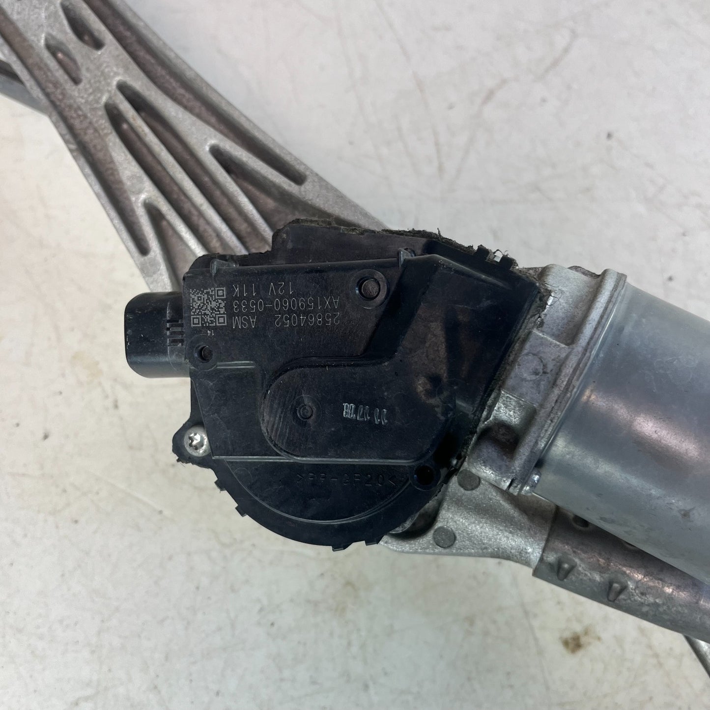 2008-2015 CADILLAC CTS-V FRONT WINDSHIELD WIPER MOTOR W/ LINKAGE 25864052 OEM