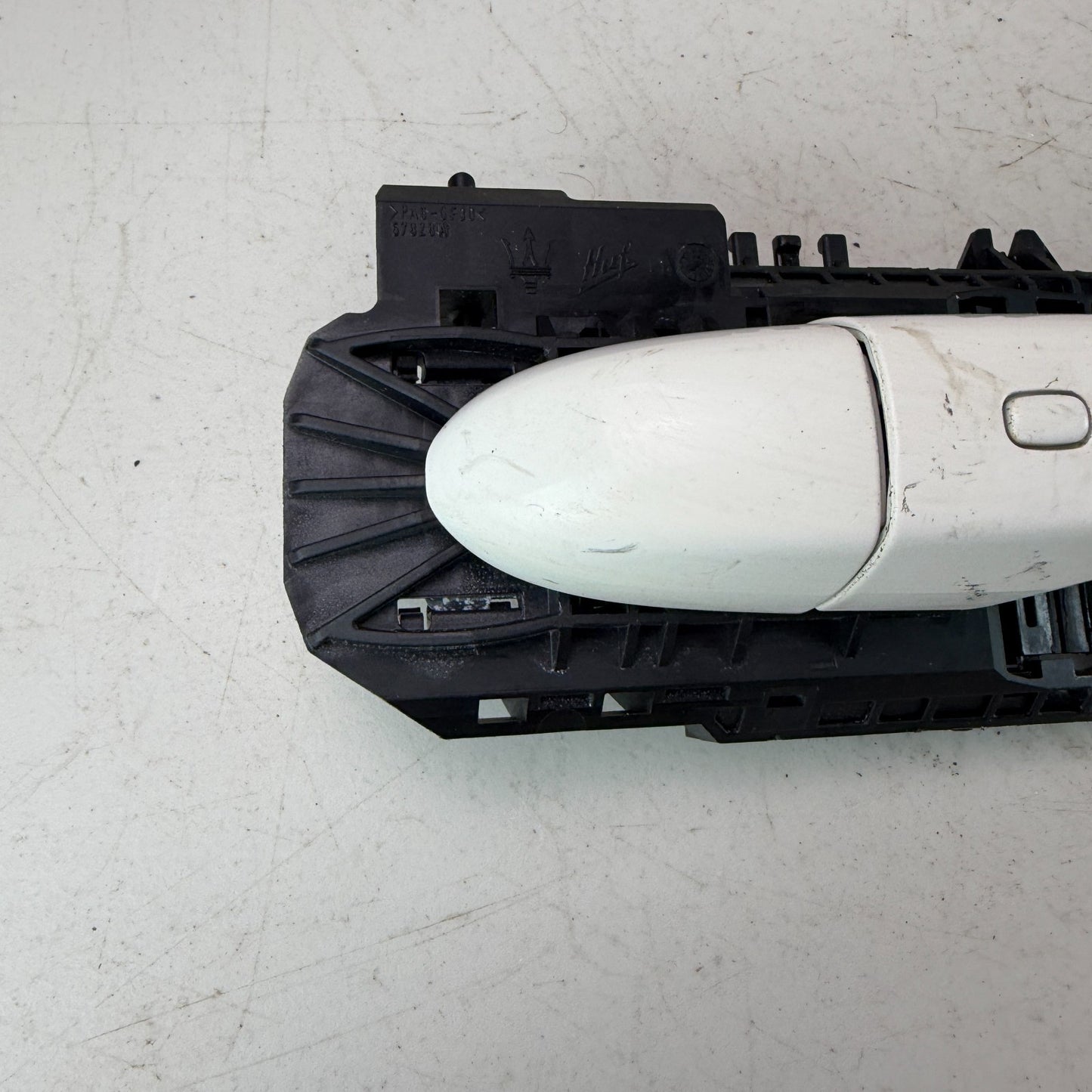 2017-2020 MASERATI LEVANTE FRONT RIGHT PASSENGER EXTERIOR DOOR HANDLE WHITE OEM