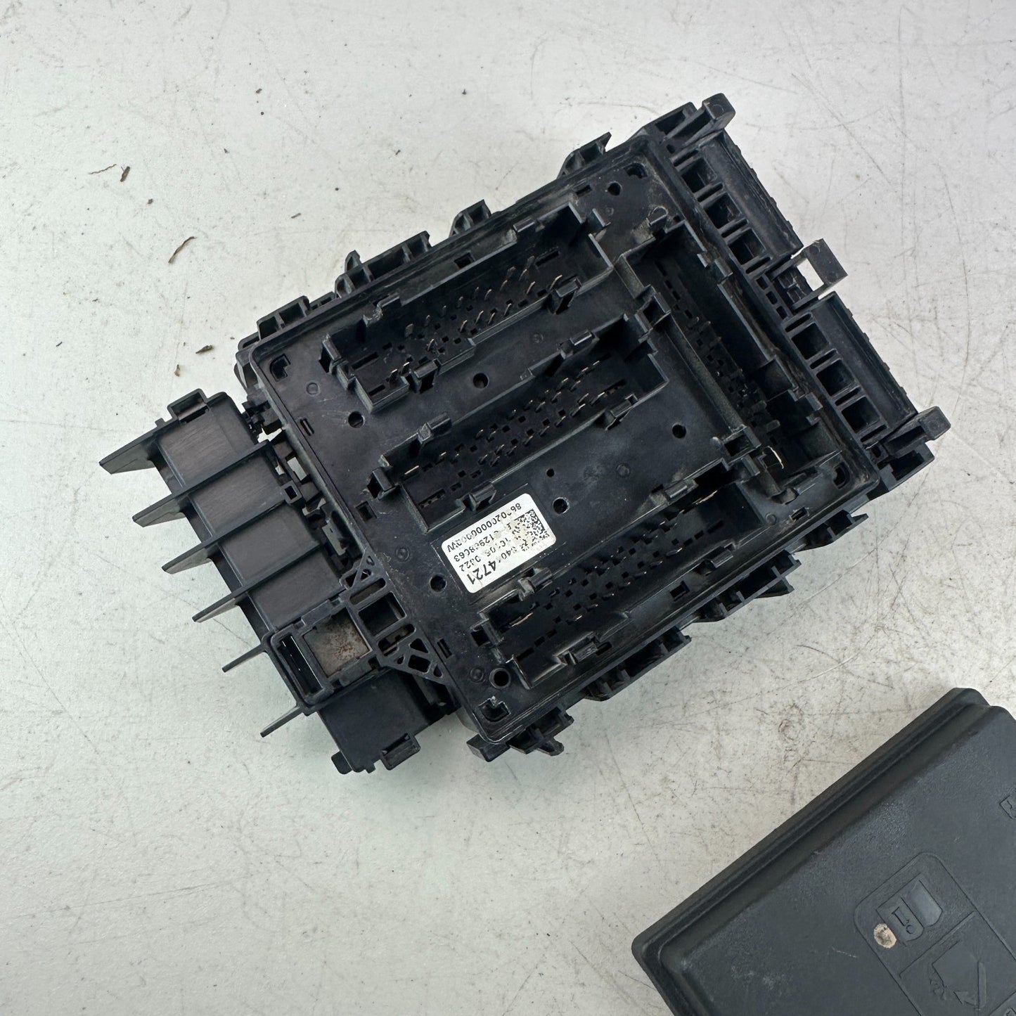 2018 CHEVROLET CAMARO ENGINE COMPARTMENT FUSE BOX RELAY BLOCK 84044721 OEM