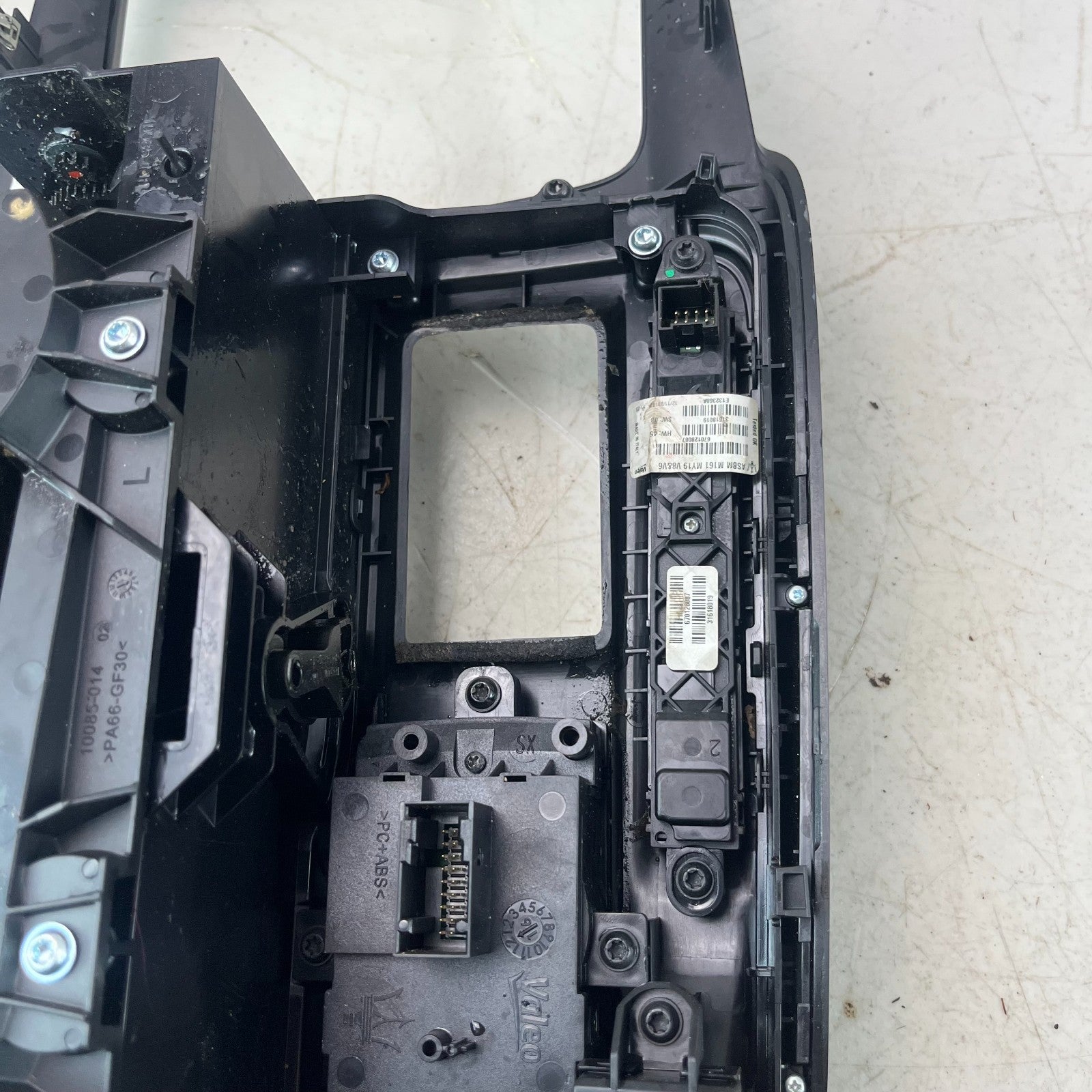2017-2020 MASERATI LEVANTE GEAR SHIFTER CUP HOLDER PANEL W/ SWITCH 670064671 OEM
