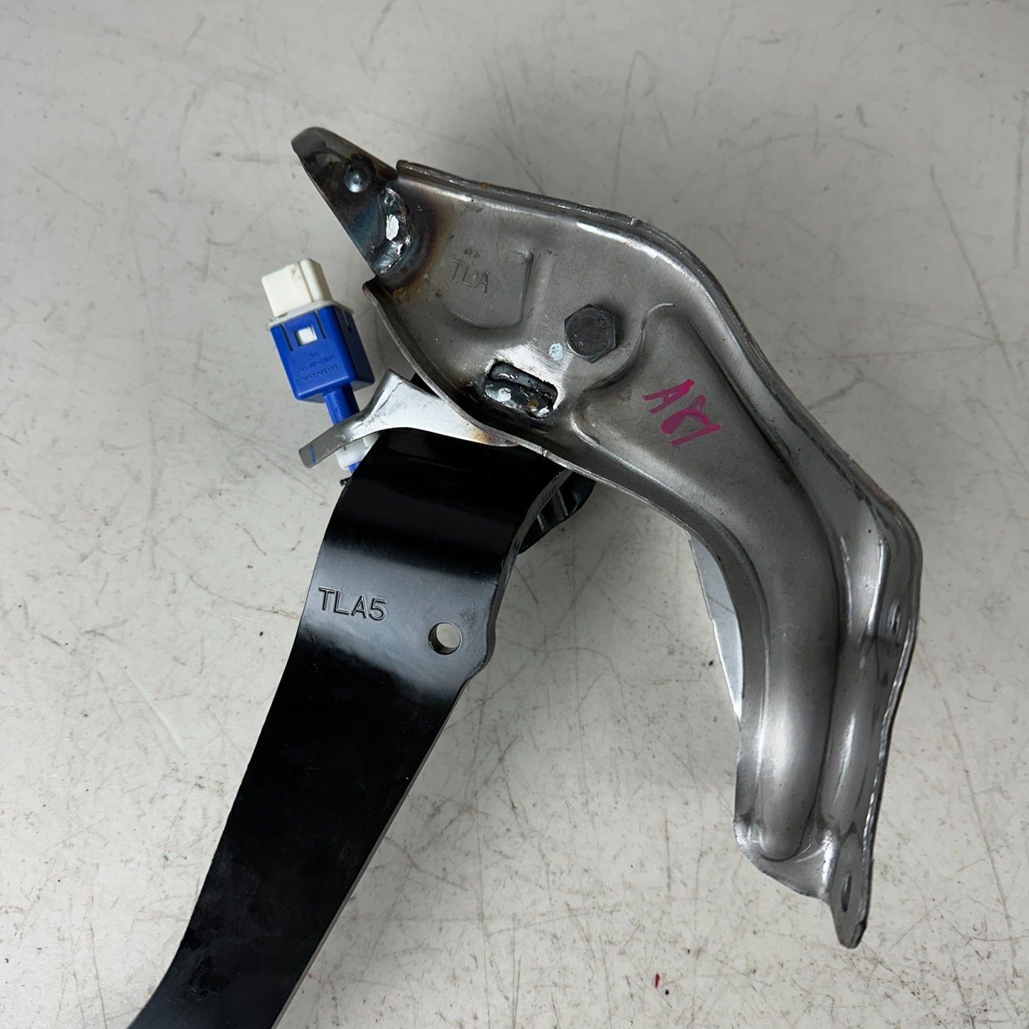 2017-2020 HONDA CR-V CRV FRONT LEFT DRIVER SIDE BRAKE STOP PEDAL W/ BRACKET OEM