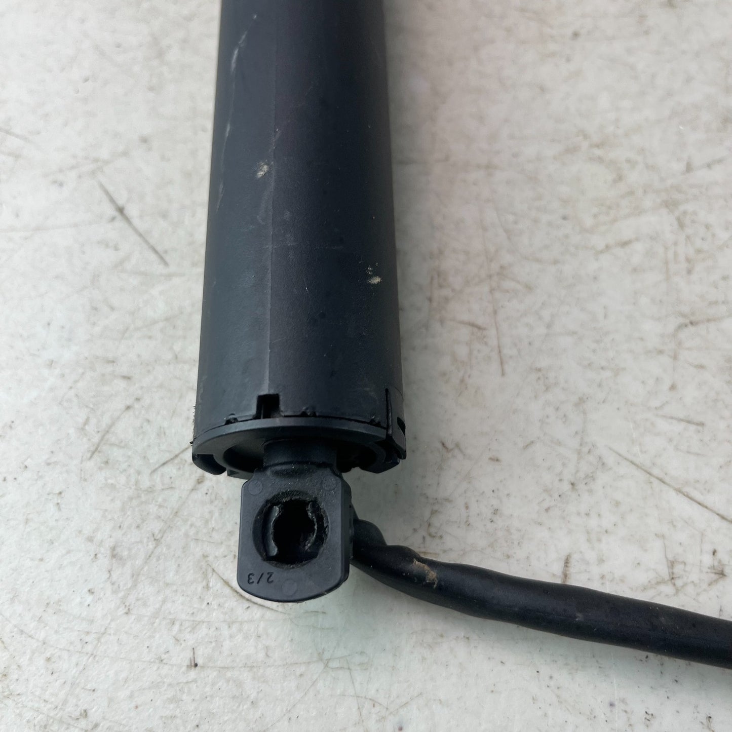 2017 - 2020 MASERATI LEVANTE RIGHT LIFTGATE POWER SHOCK STRUT LIFT CYLINDER OEM