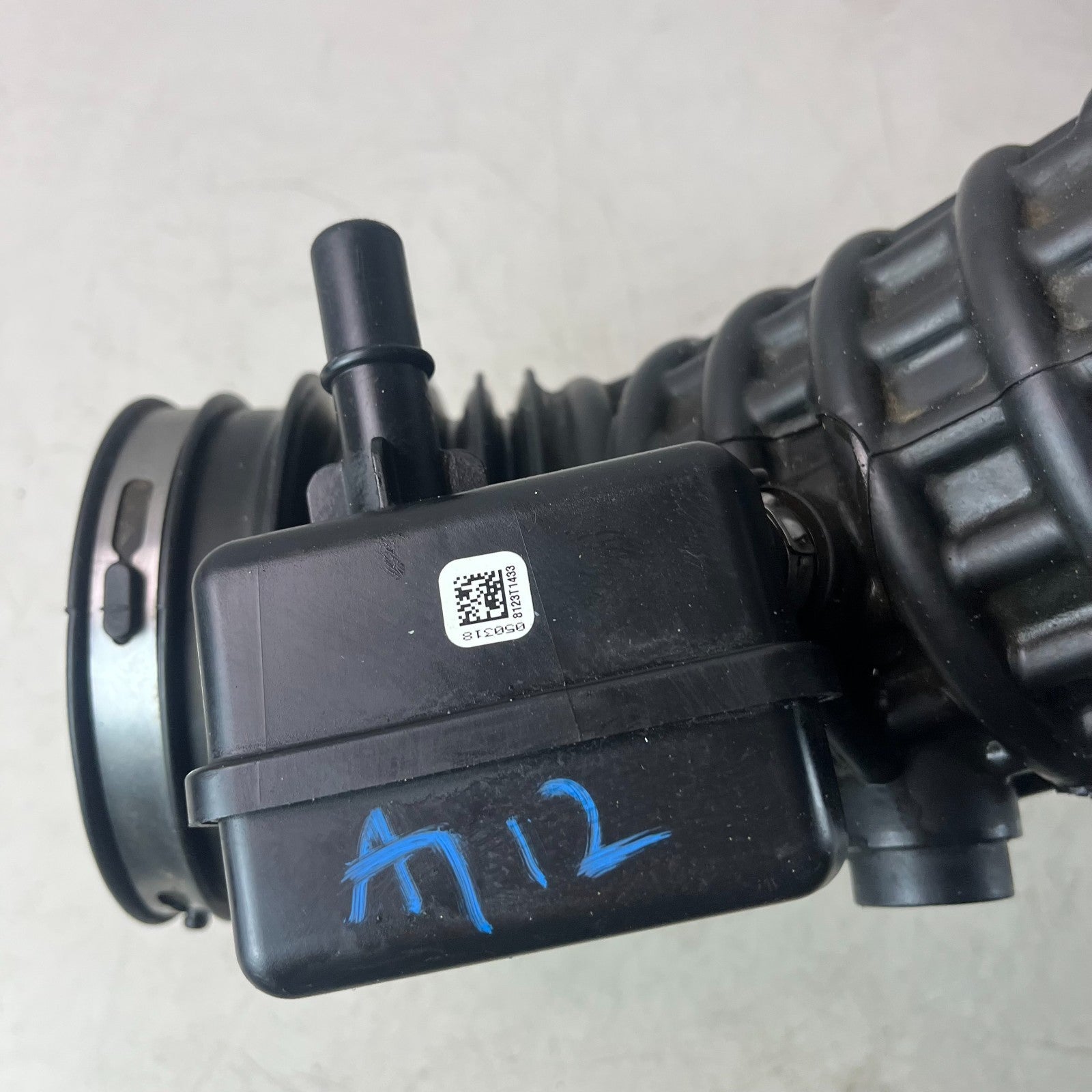 2016-2024 CHEVROLET CAMARO ENGINE AIR INTAKE CLEANER DUCT HOSE TUBE 23340374 OEM