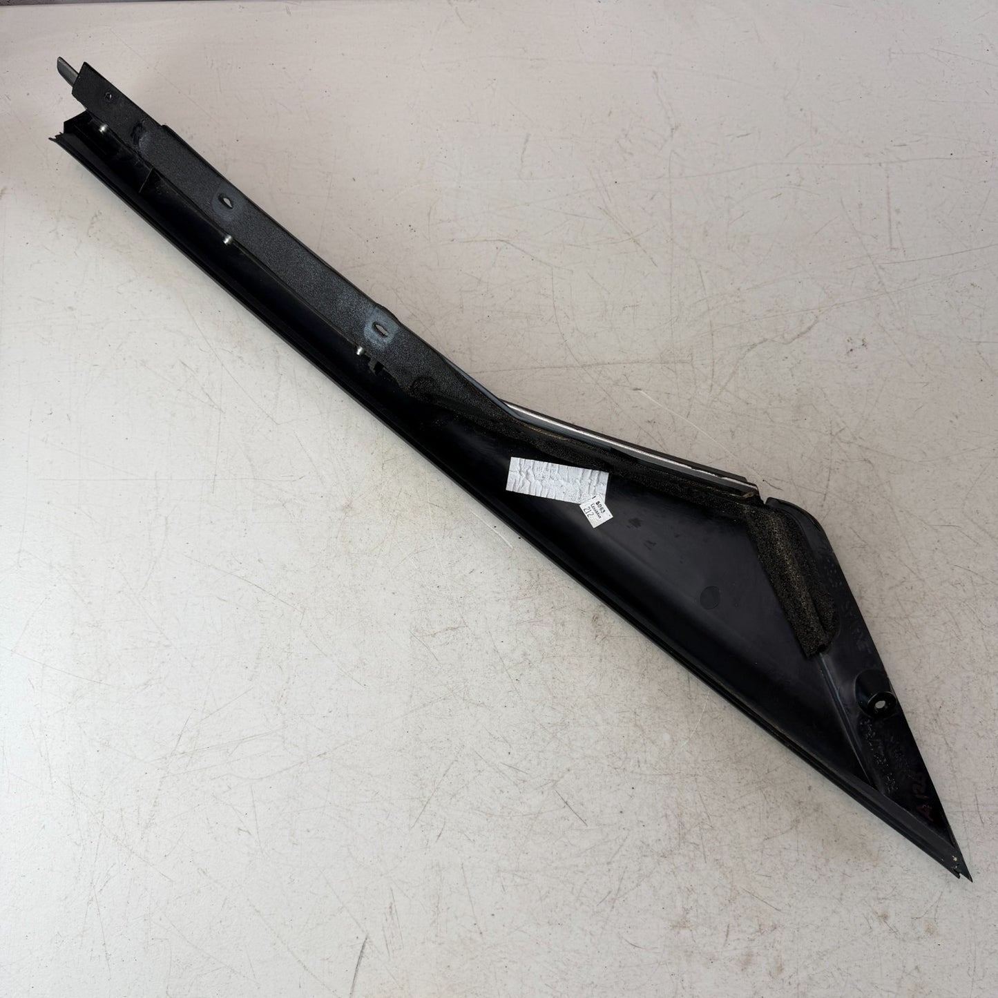 2005-2013 CHEVROLET CORVETTE C6 FRONT LEFT SIDE DOOR WINDOW FRAME APPLIQUE OEM