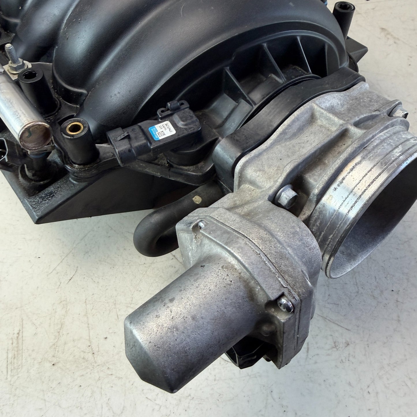 05-07 LS2 CHEVROLET CORVETTE C6 INTAKE MANIFOLD W/ FUEL INJECTION RAIL 12595285