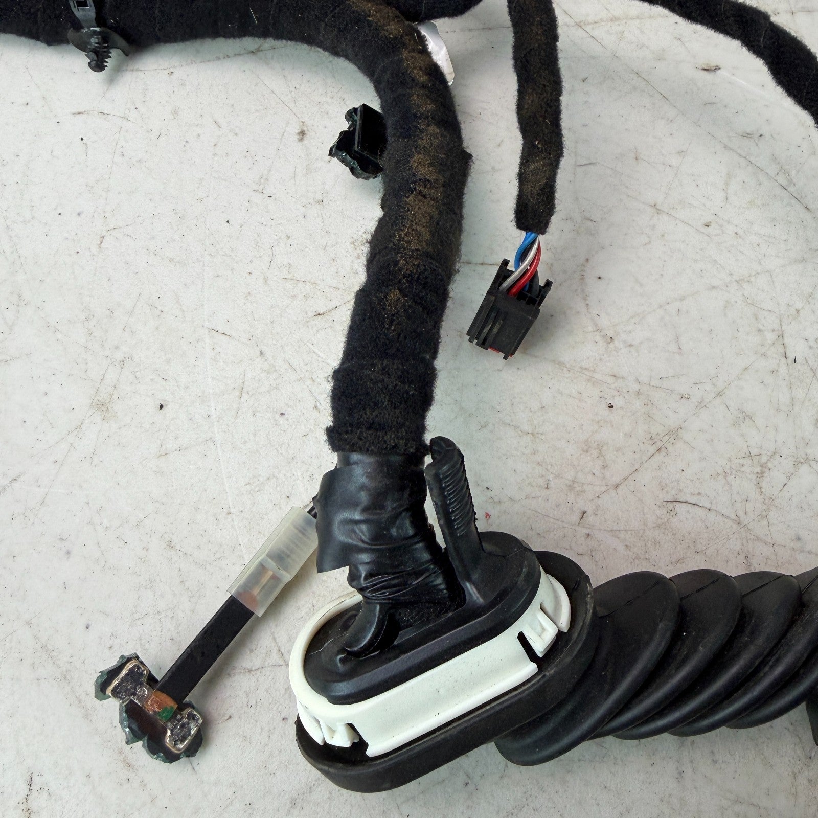 2017-2020 MASERATI LEVANTE TAILGATE BACK DOOR RIGHT WIRE HARNESS 06700380360 OEM