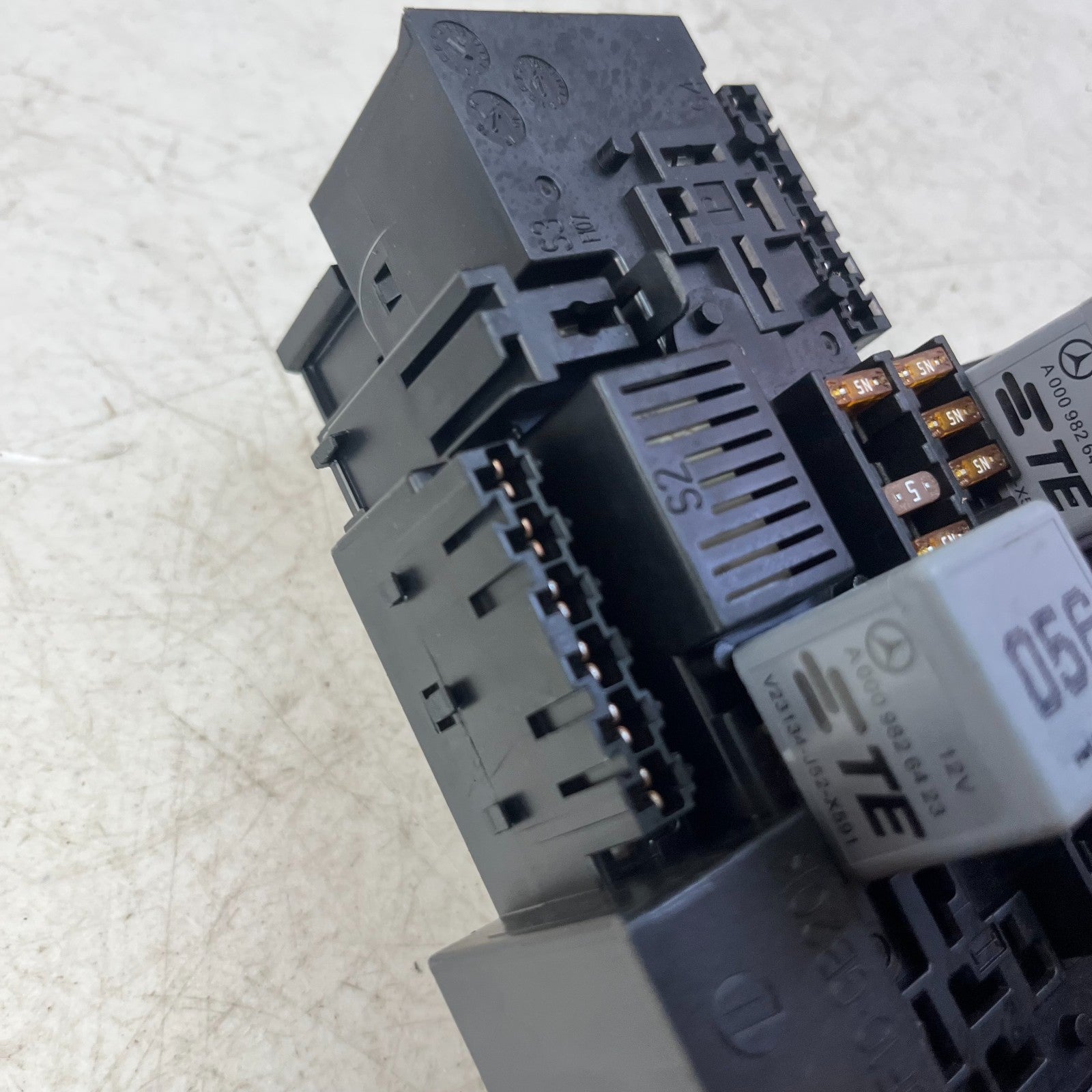 2015-2018 MERCEDES W205 C300 FRONT ENGINE FUSE BOX RELAY MODULE UNIT A2229063202