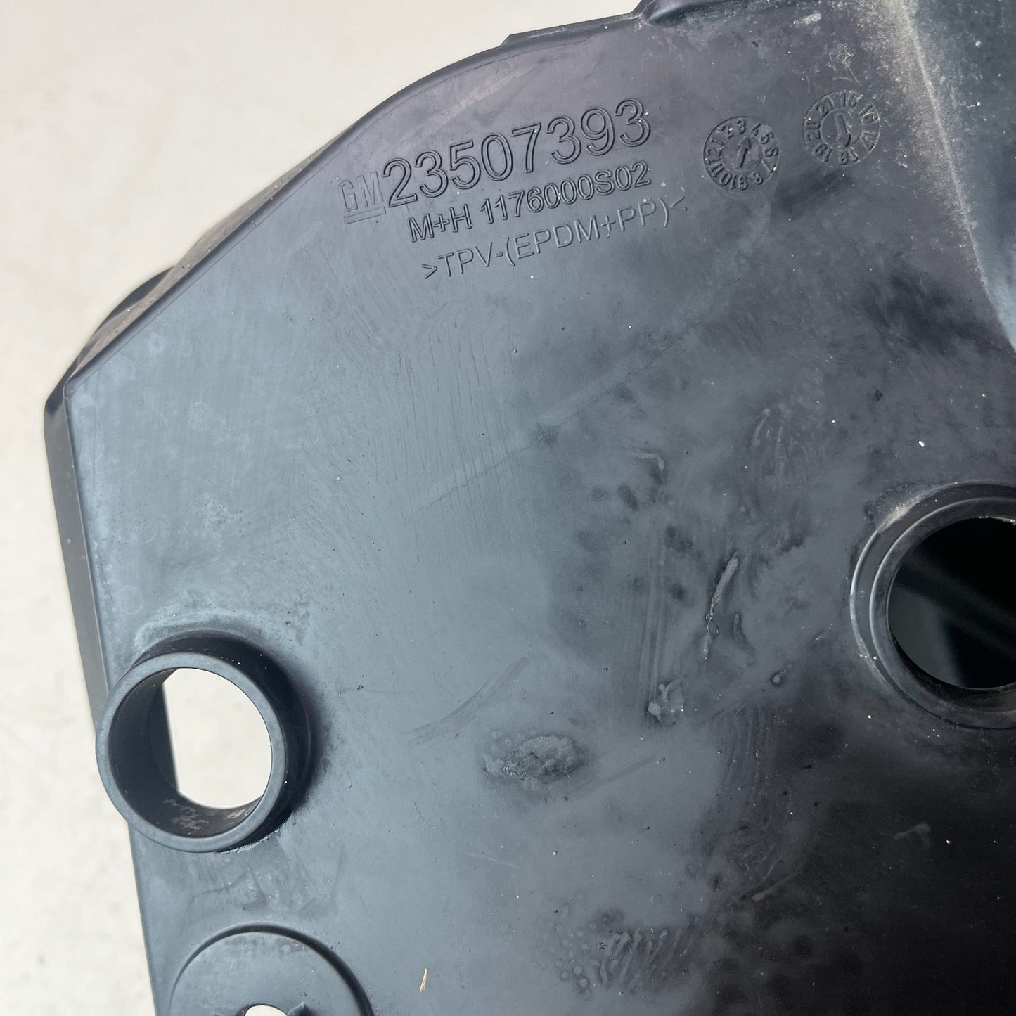 2016 - 2024 CHEVROLET CAMARO ENGINE AIR CLEANER INTAKE LOWER GUIDE BAFFLE OEM