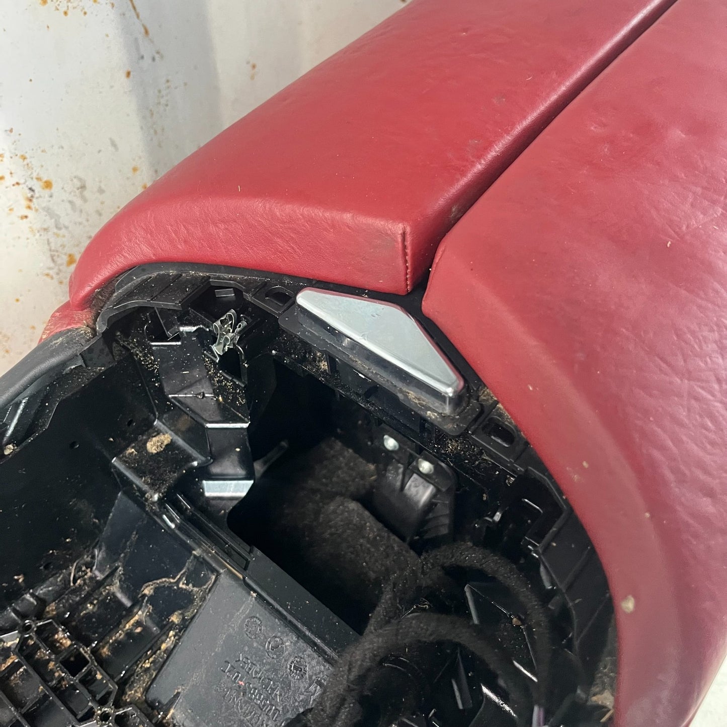 2017-2020 MASERATI LEVANTE CENTER CONSOLE BASE FRAME PANEL W/ ARMREST RED OEM
