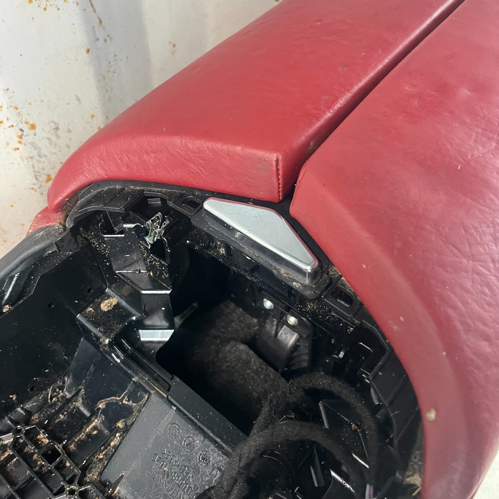 2017-2020 MASERATI LEVANTE CENTER CONSOLE BASE FRAME PANEL W/ ARMREST RED OEM
