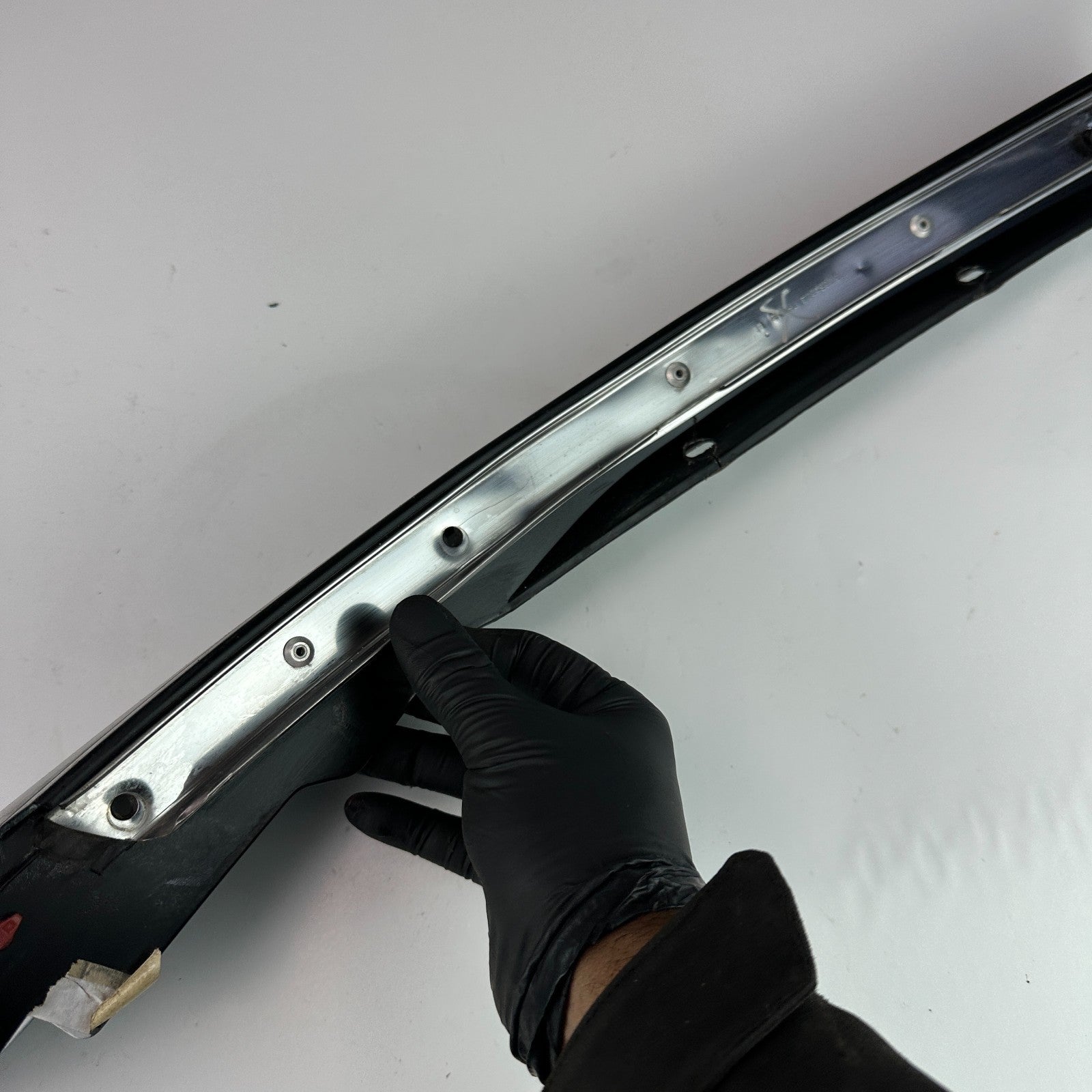 2005-2013 CHEVROLET CORVETTE C6 FRONT LEFT SIDE DOOR WINDOW A-PILLAR MOLDING OEM
