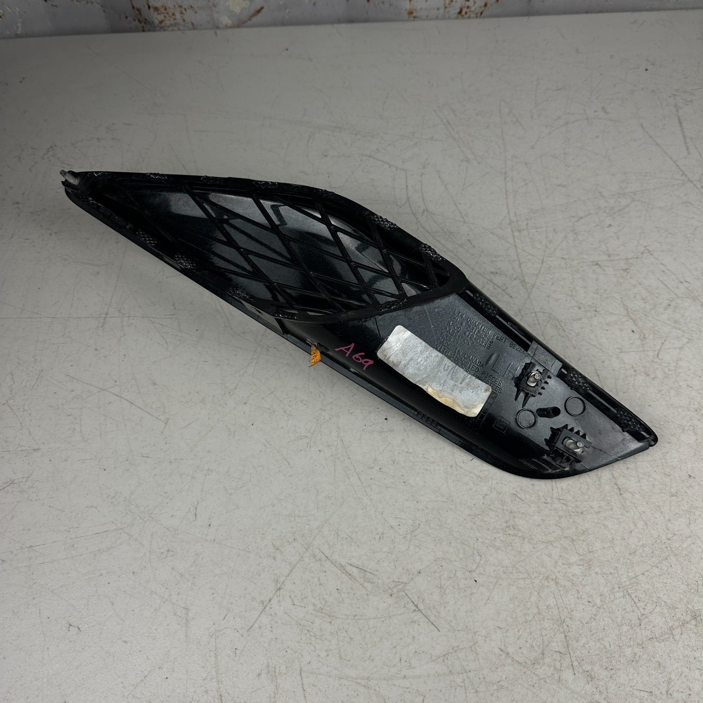 2014-2019 CHEVROLET CORVETTE LEFT SIDE QAURTER PANEL SCOOP VENT BEZEL 23126296