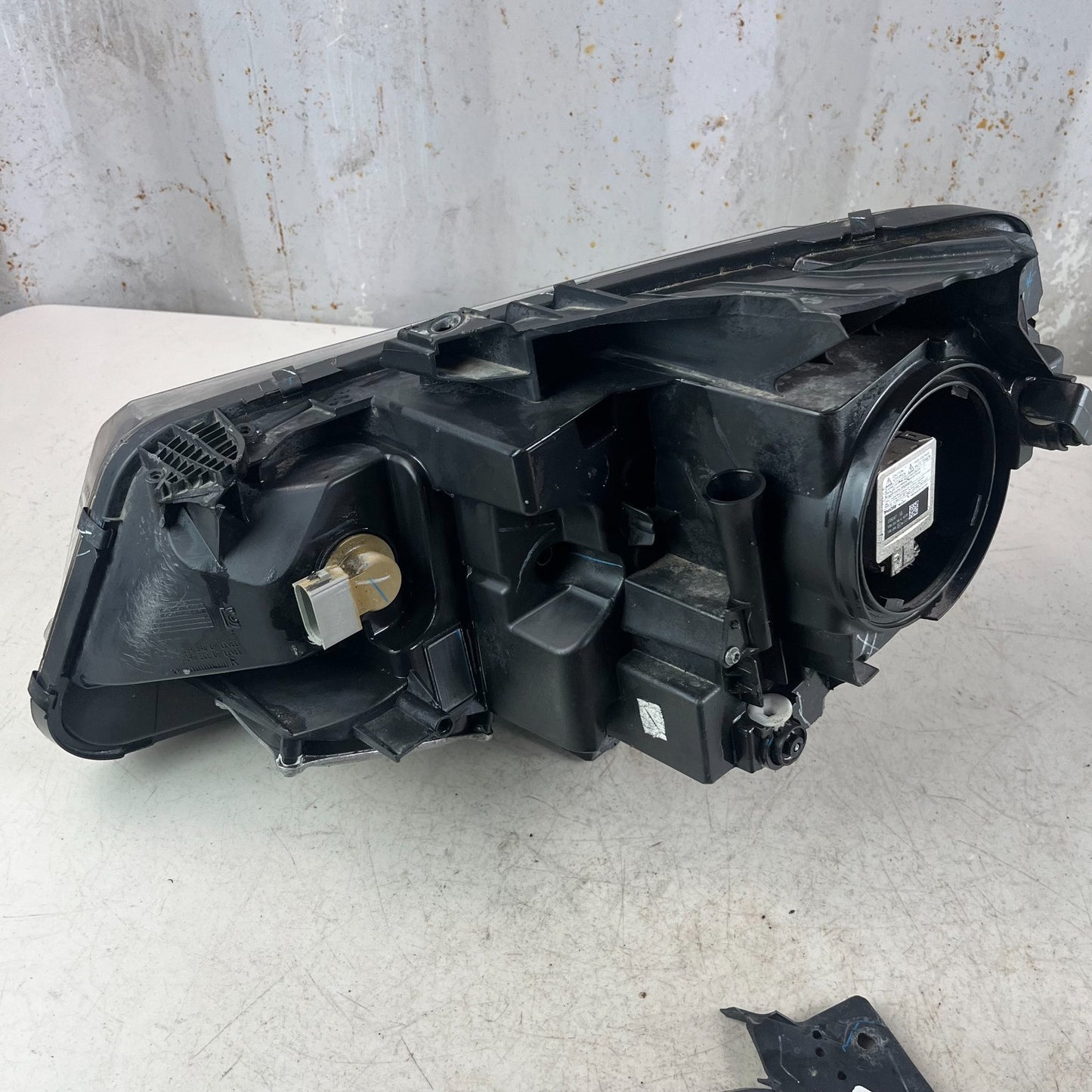 2016-2024 CHEVY CAMARO FRONT RIGHT PASSENGER HEADLIGHT HEADLAMP *TABS BROKEN OEM