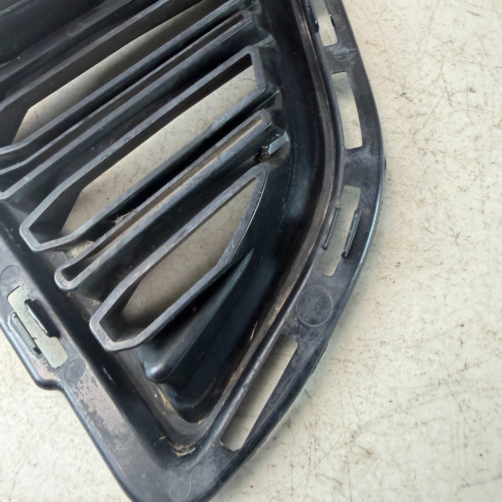 2016-2018 CHEVY CAMARO FRONT LEFT SIDE BUMPER FOG LIGHT BEZEL COVER 23158571 OEM