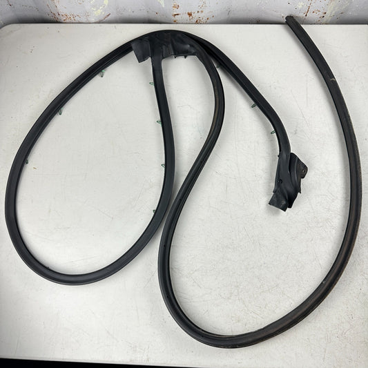 05-13 CHEVROLET CORVETTE FRONTLEFT DRIVER SIDE DOOR WEATHERSTRIP RUBBER SEAL OEM
