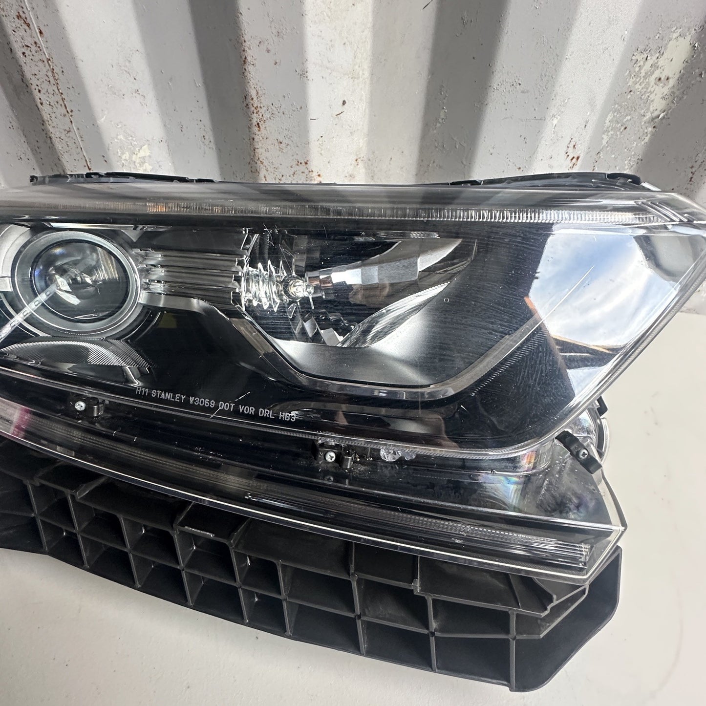   2017-2022 HONDA CR-V RIGHT PASSENGER SIDE HALOGEN HEADLIGHT OEM