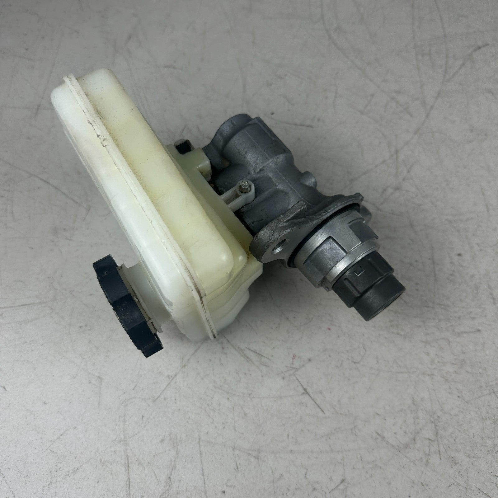 14-19 CHEVROLET CORVETTE C7 BRAKE MASTER CYLINDER W/ RESERVOIR TANK 32670188 OEM