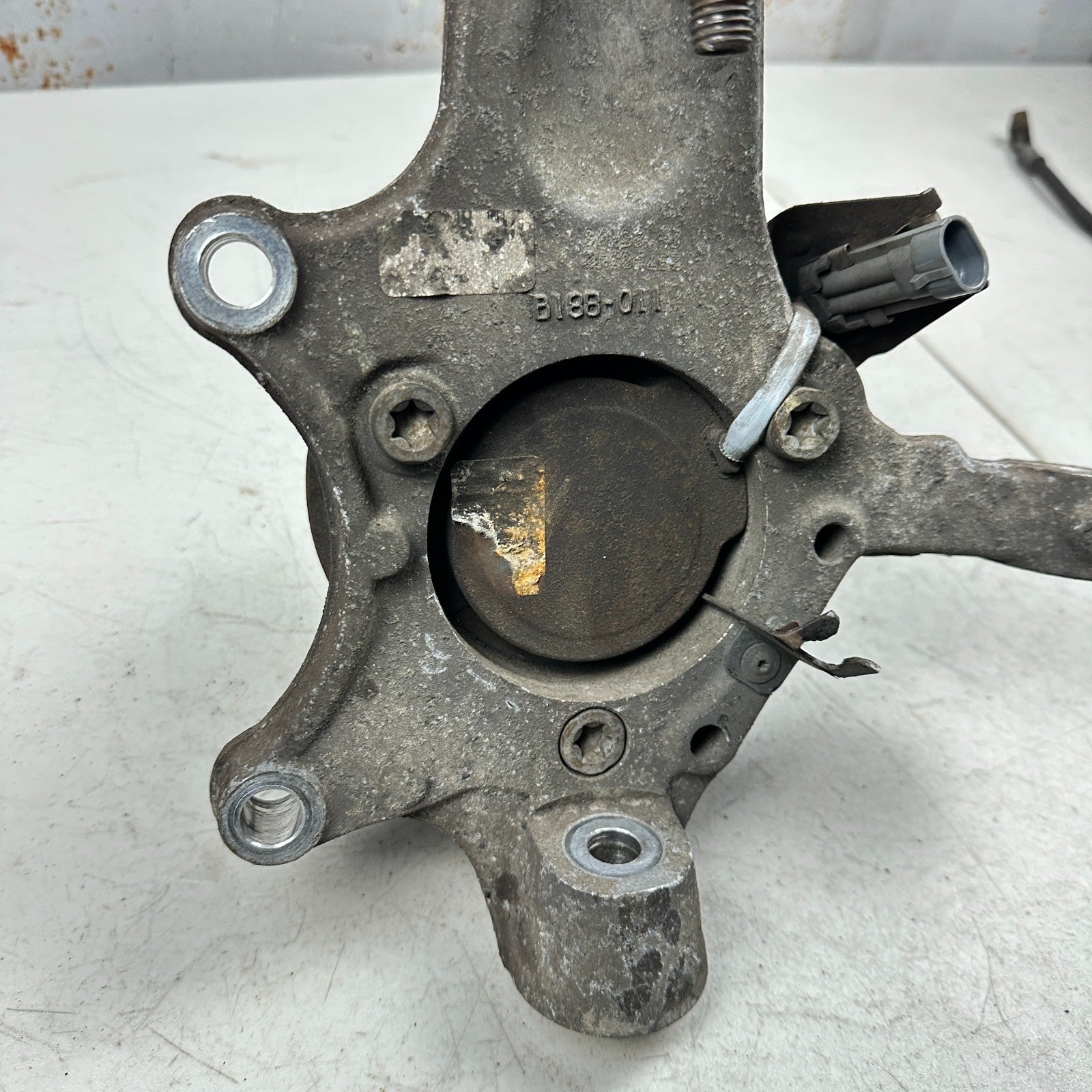 2005-2013 CHEVROLET CORVETTE C6 FRONT LEFT DRIVER SDIE SPINDLE KNUCKLE HUB OEM
