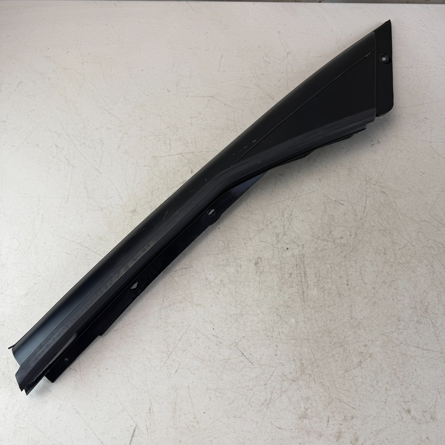 2005-2013 CHEVROLET CORVETTE C6 FRONT LEFT SIDE DOOR WINDOW FRAME APPLIQUE OEM