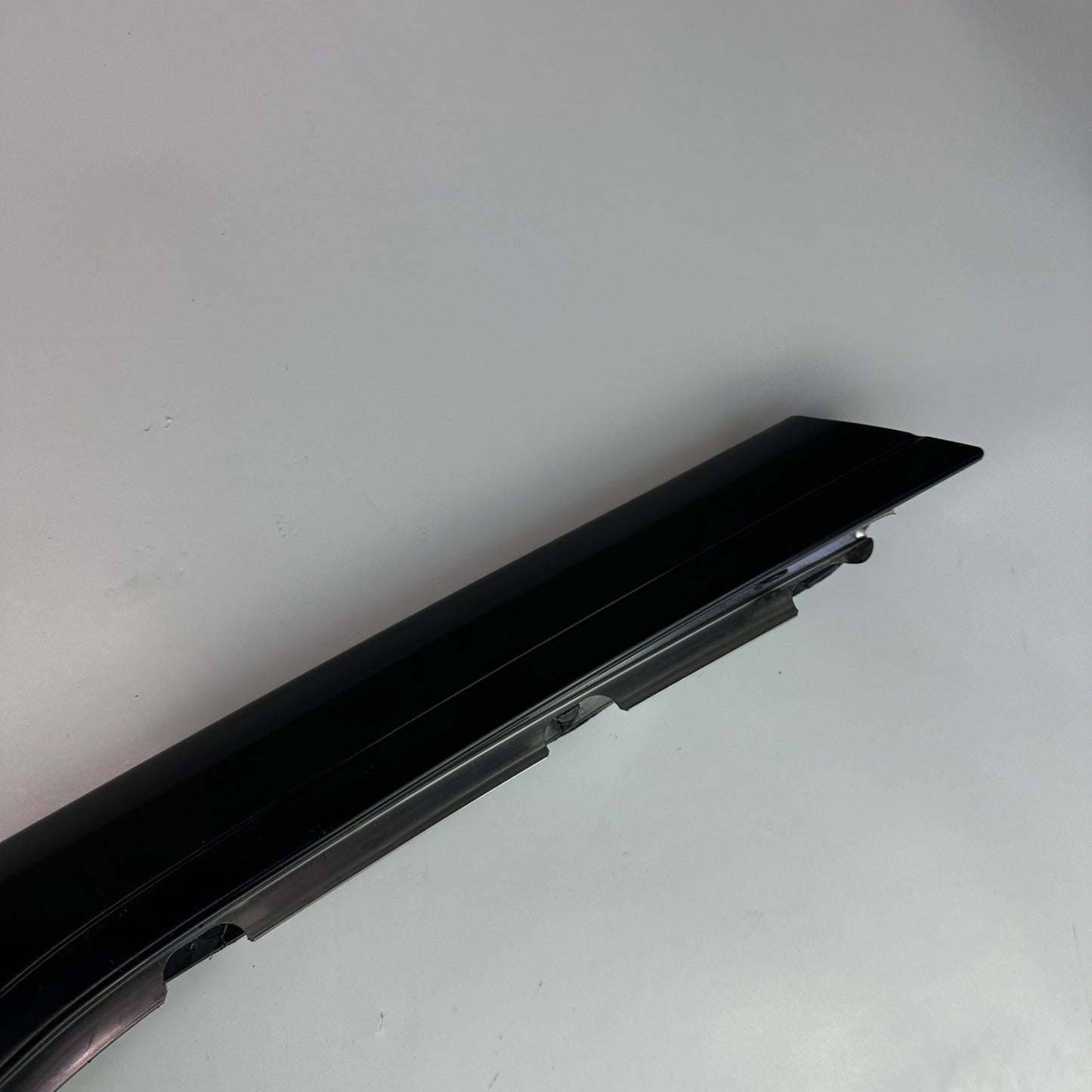 2005-2013 CHEVROLET CORVETTE C6 FRONT LEFT SIDE DOOR WINDOW A-PILLAR MOLDING OEM