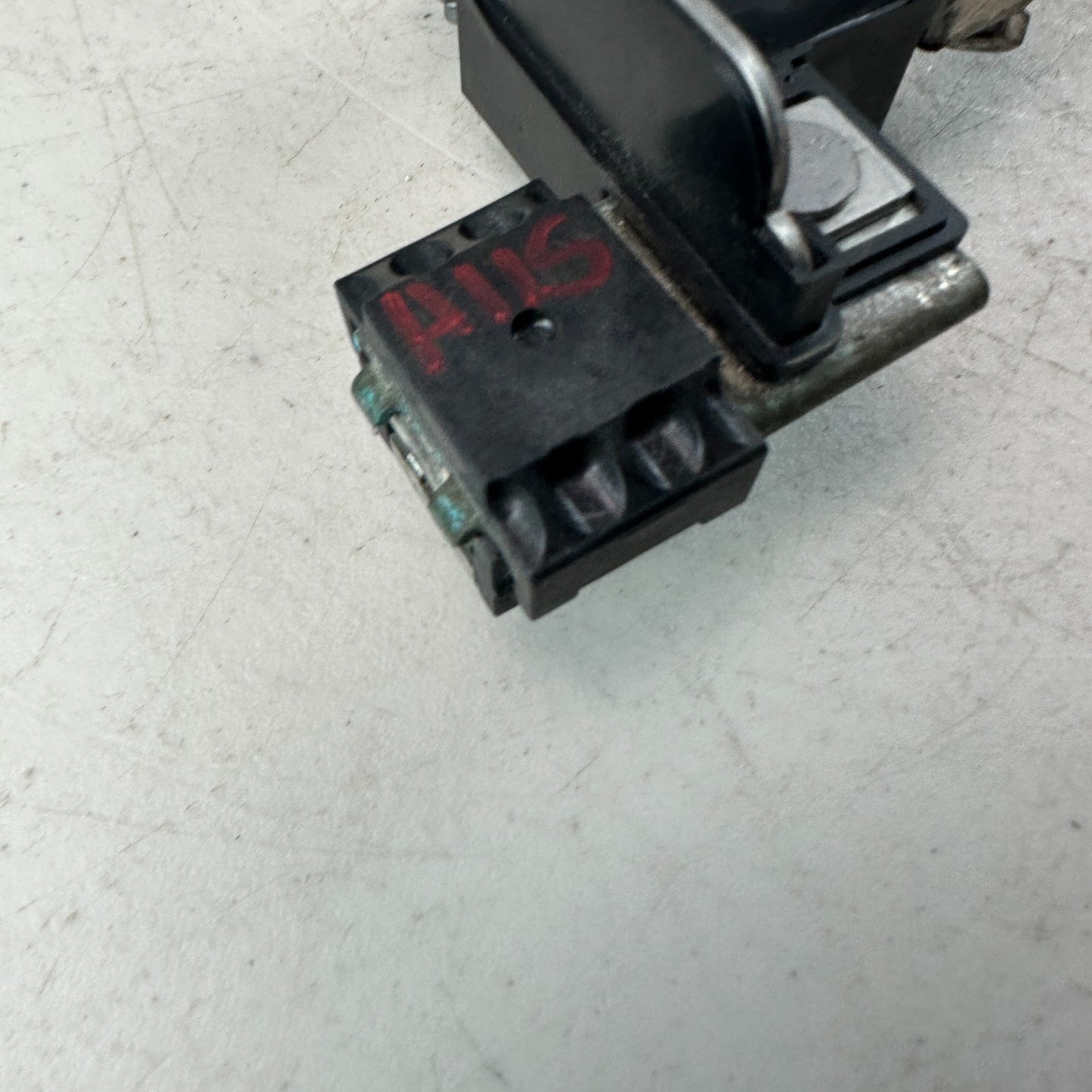 2015-2021 MERCEDES C300 BATTERY TERMINAL CURRENT SENSOR CONNECTOR A2469067901