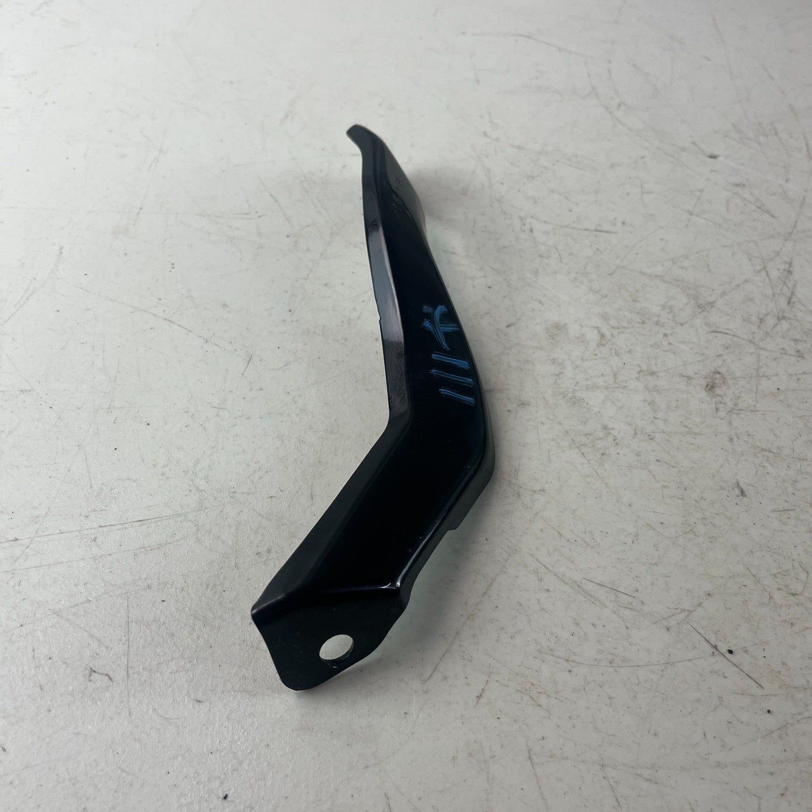 2016-2024 CHEVY CAMARO RIGHT FENDER MOUNT GUIDE SUPPORT BRACKET 23438029 OEM