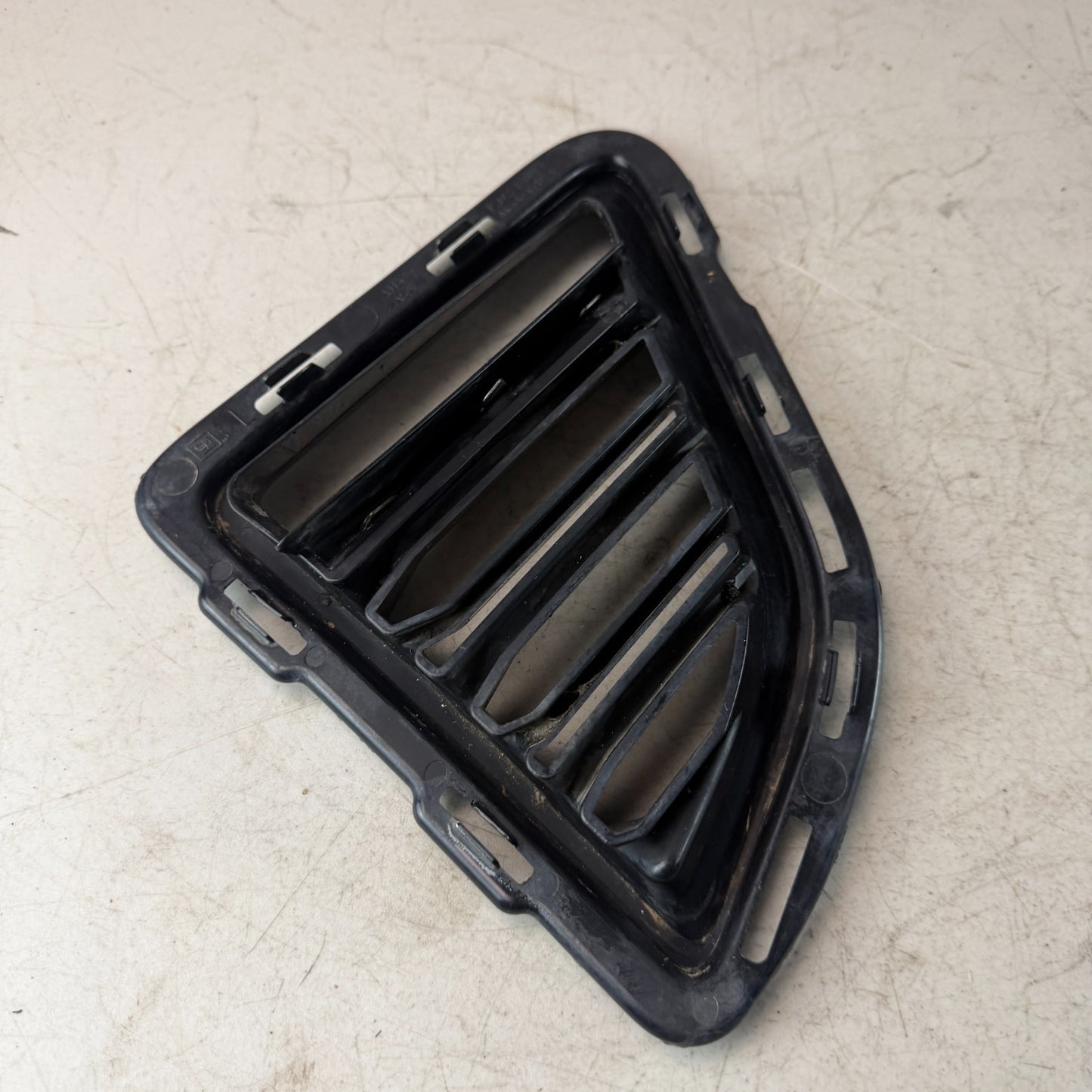2016-2018 CHEVY CAMARO FRONT LEFT SIDE BUMPER FOG LIGHT BEZEL COVER 23158571 OEM