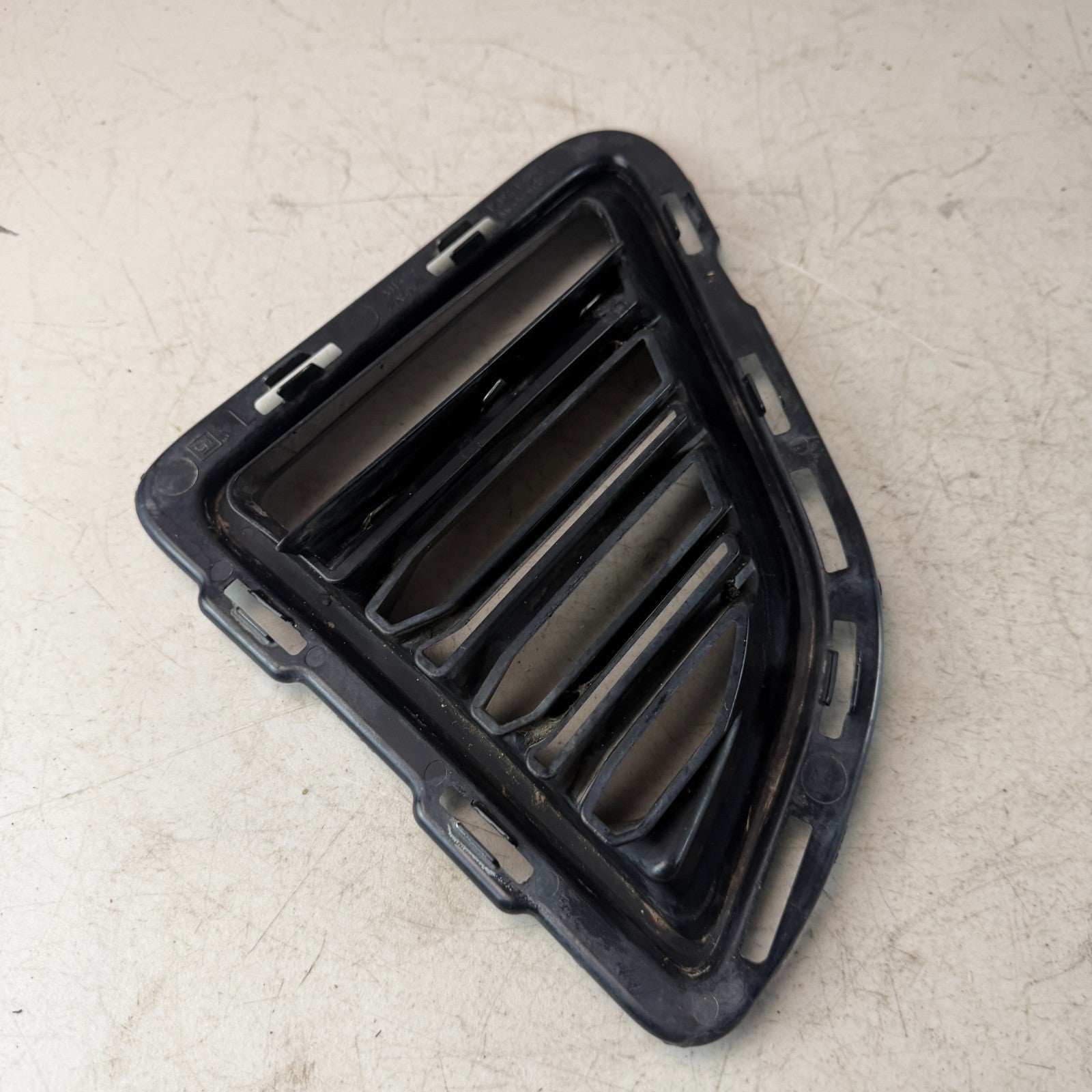 2016-2018 CHEVY CAMARO FRONT LEFT SIDE BUMPER FOG LIGHT BEZEL COVER 23158571 OEM