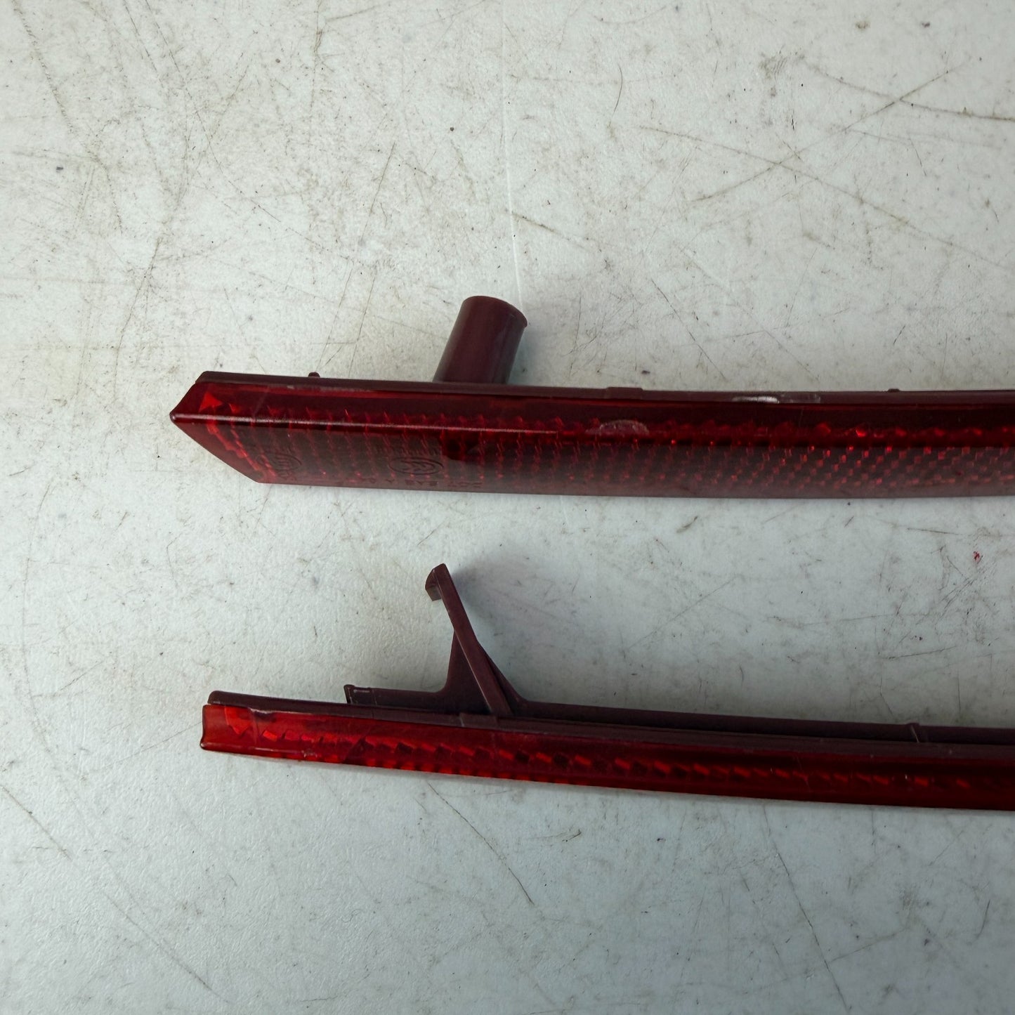 16-24 CHEVROLET CAMARO REAR LEFT & RIGHT BUMPER REFLECTOR LIGHT PAIR 84095137