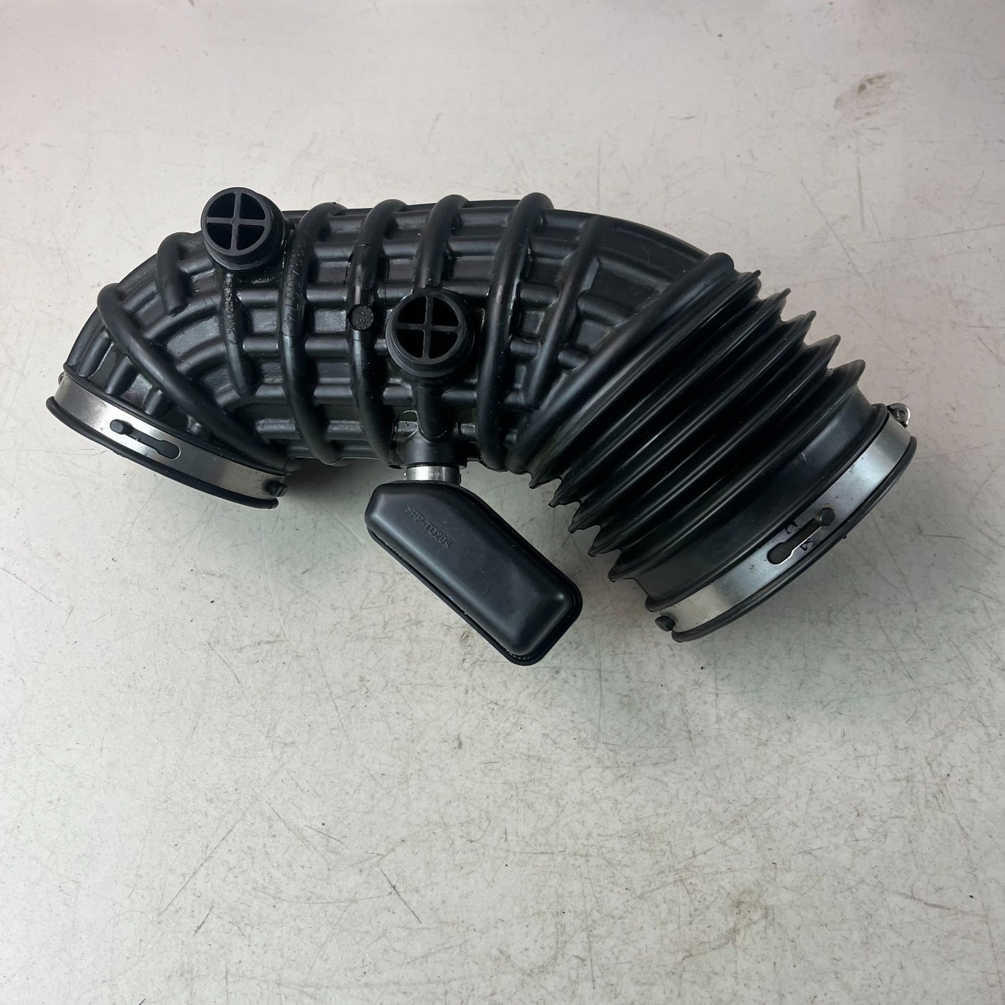 2016-2024 CHEVROLET CAMARO ENGINE AIR INTAKE CLEANER DUCT HOSE TUBE 23340374 OEM
