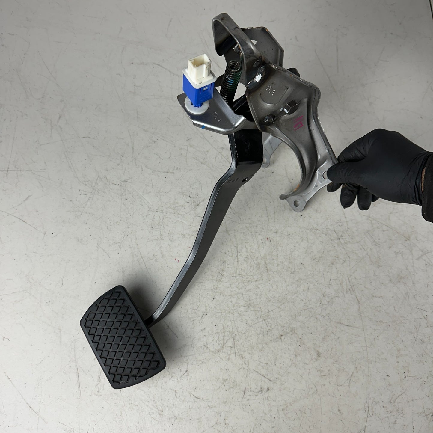 2017-2020 HONDA CR-V CRV FRONT LEFT DRIVER SIDE BRAKE STOP PEDAL W/ BRACKET OEM