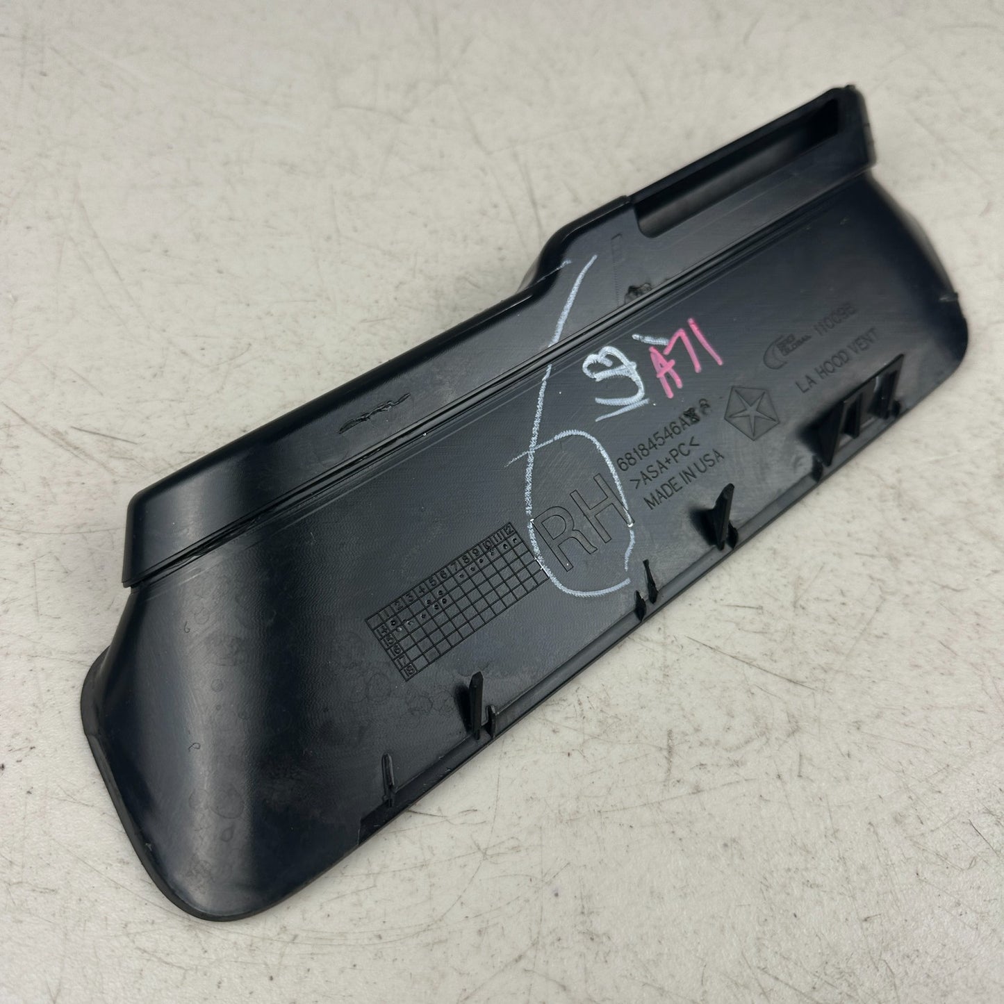 2015-2023 DODGE CHALLENGER FRONT HOOD BONNET RIGHT SIDE BEZEL GRILLE MOLDING OEM