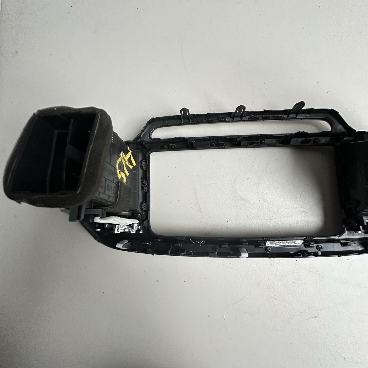 16-18 KIA SORENTO CENTER DASH RADIO SURROUND BEZEL TRIM PANEL Assembly Silver