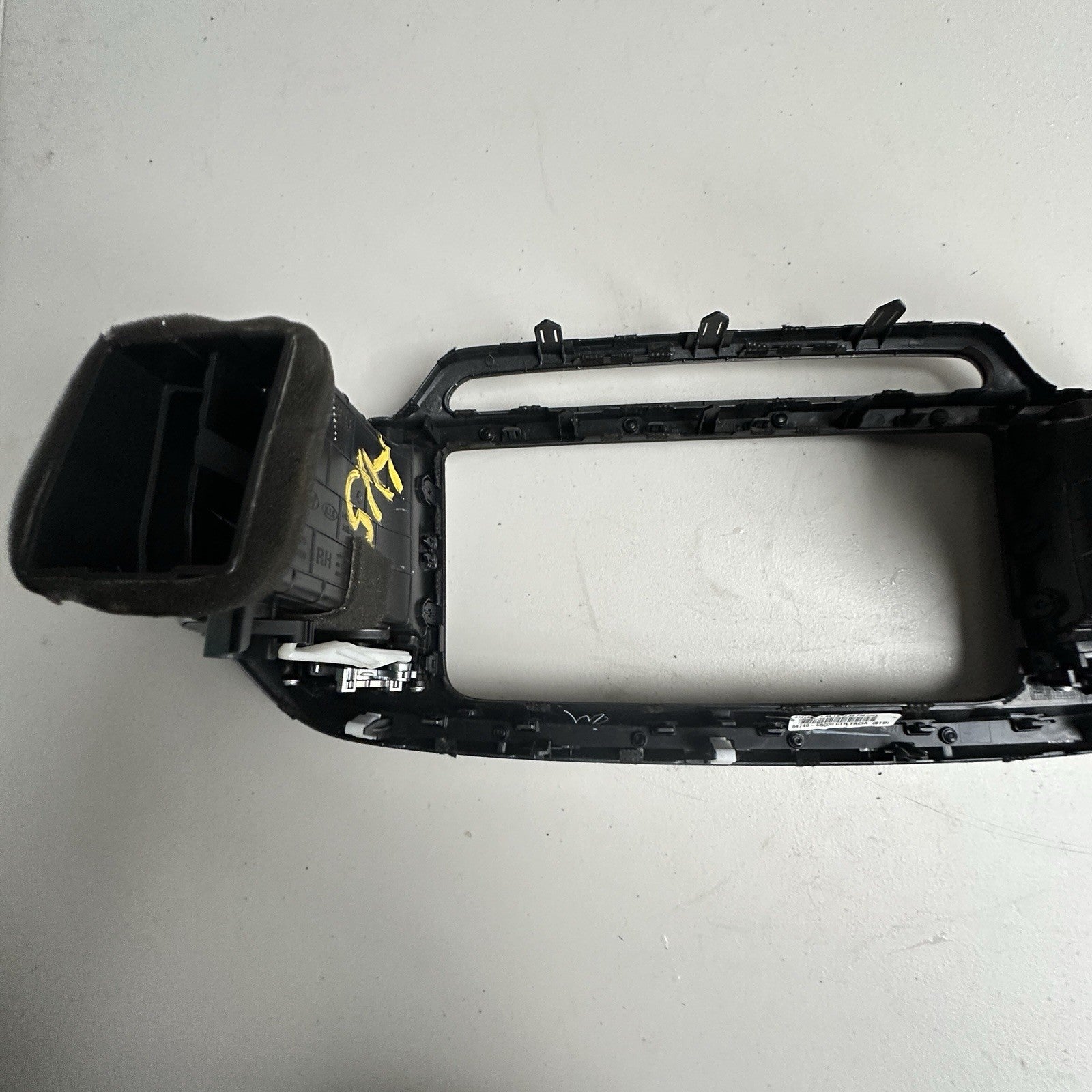16-18 KIA SORENTO CENTER DASH RADIO SURROUND BEZEL TRIM PANEL Assembly Silver