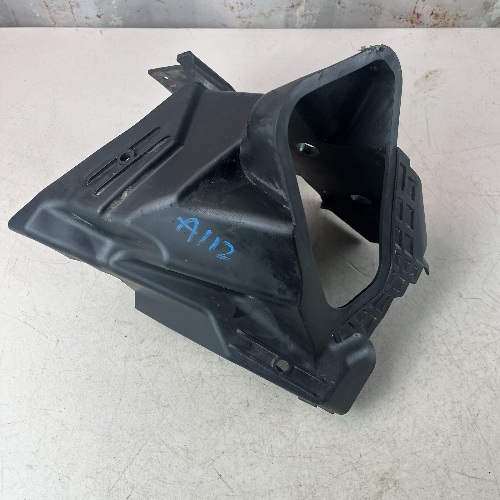 2016 - 2024 CHEVROLET CAMARO ENGINE AIR CLEANER INTAKE LOWER GUIDE BAFFLE OEM