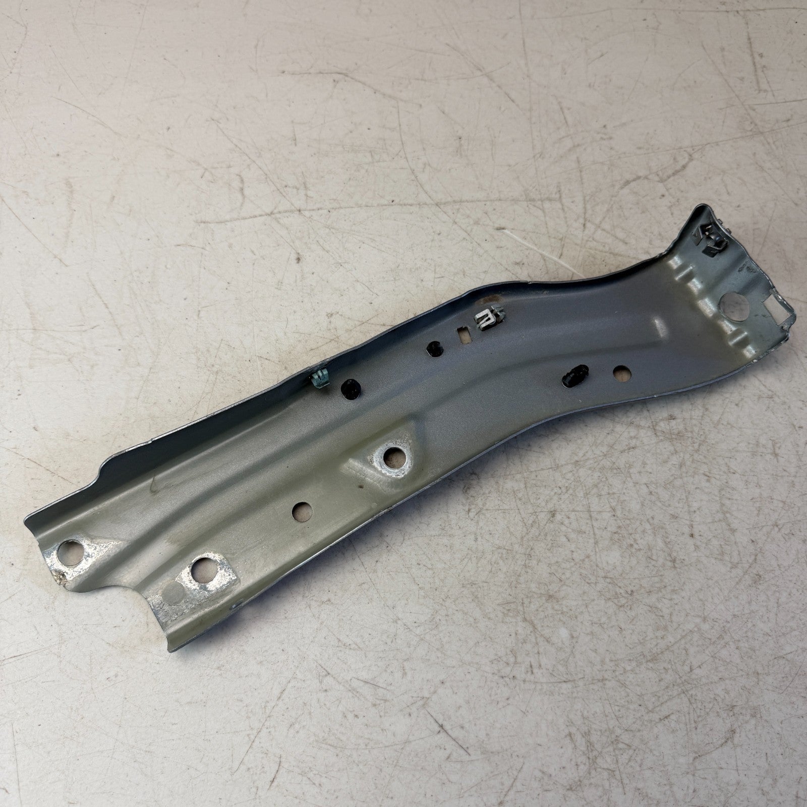 2016-2024 CHEVROLET CAMARO FRONT LEFT DRIVER FENDER SUPPORT BRACKET 84199117 OEM