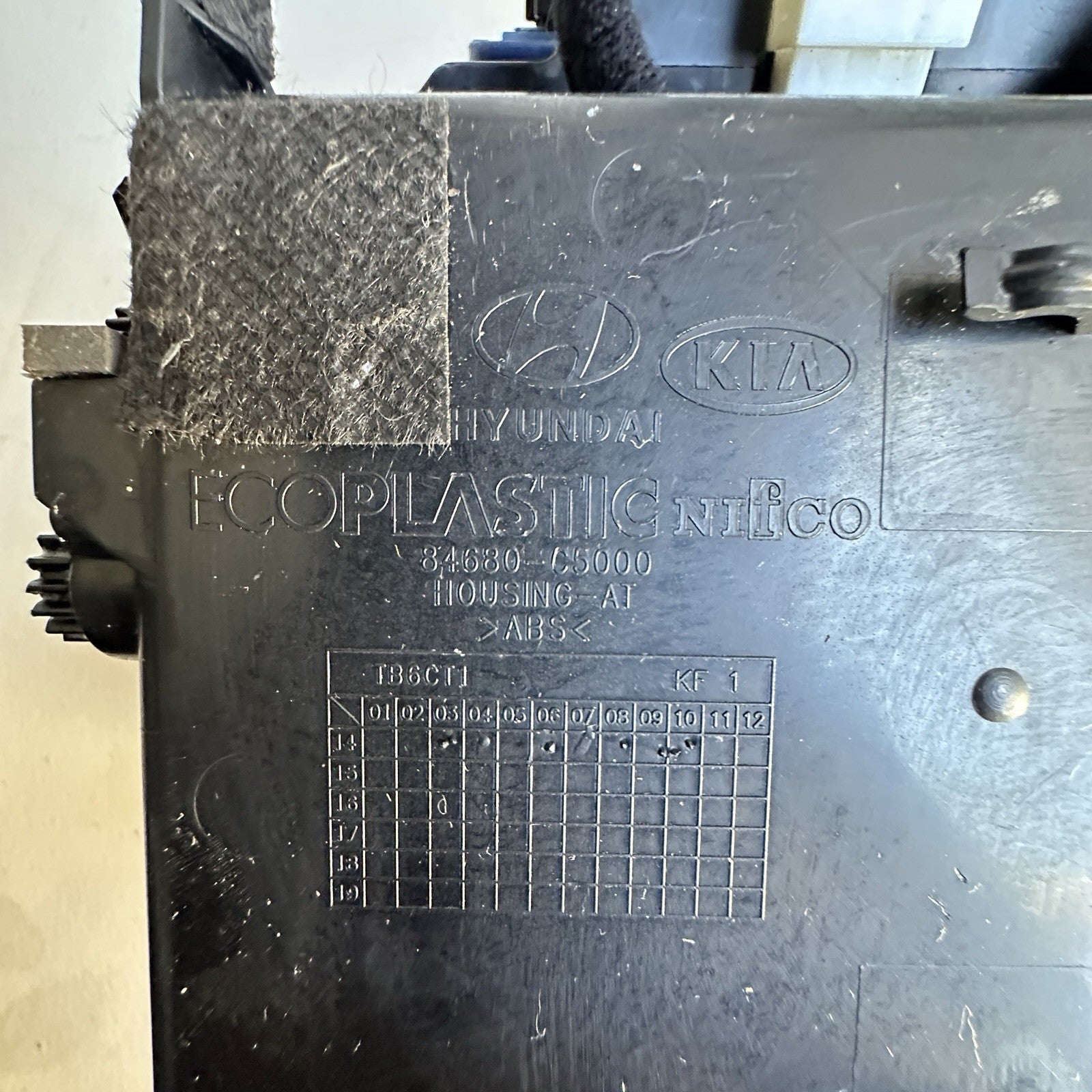 16 17 18 19 20 KIA SORENTO CENTER CONSOLE STORAGE TRAY OEM 84680-C5000