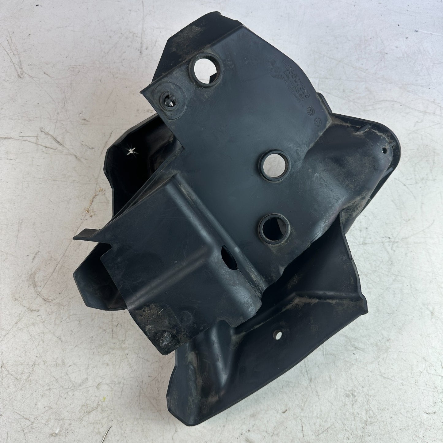 2016-2024 CHEVROLET CAMARO ENGINE AIR CLEANER INTAKE LOWER GUIDE BAFFLE 23507393