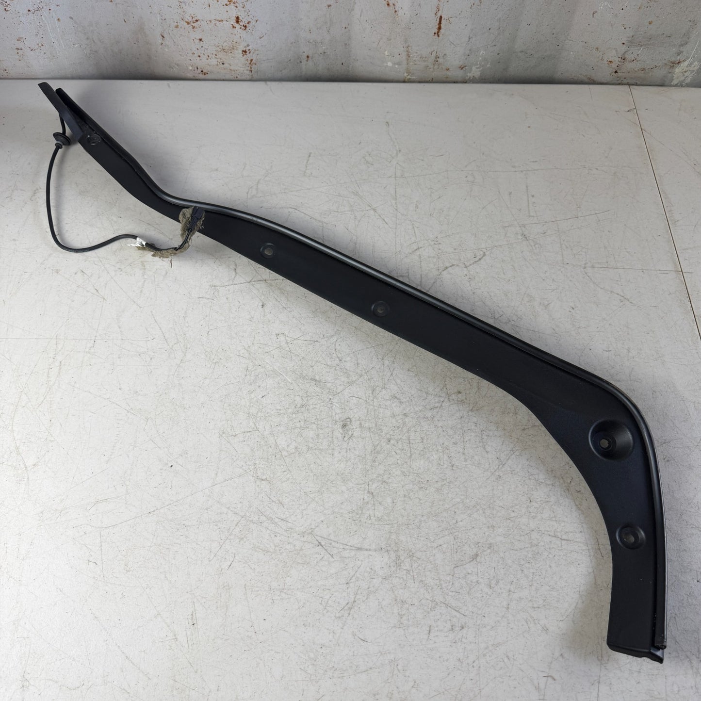 2017-2020 MASERATI LEVANTE RIGHT SIDE LIFTGATE TRUNK ANTI PINCH SENSOR COVER OEM