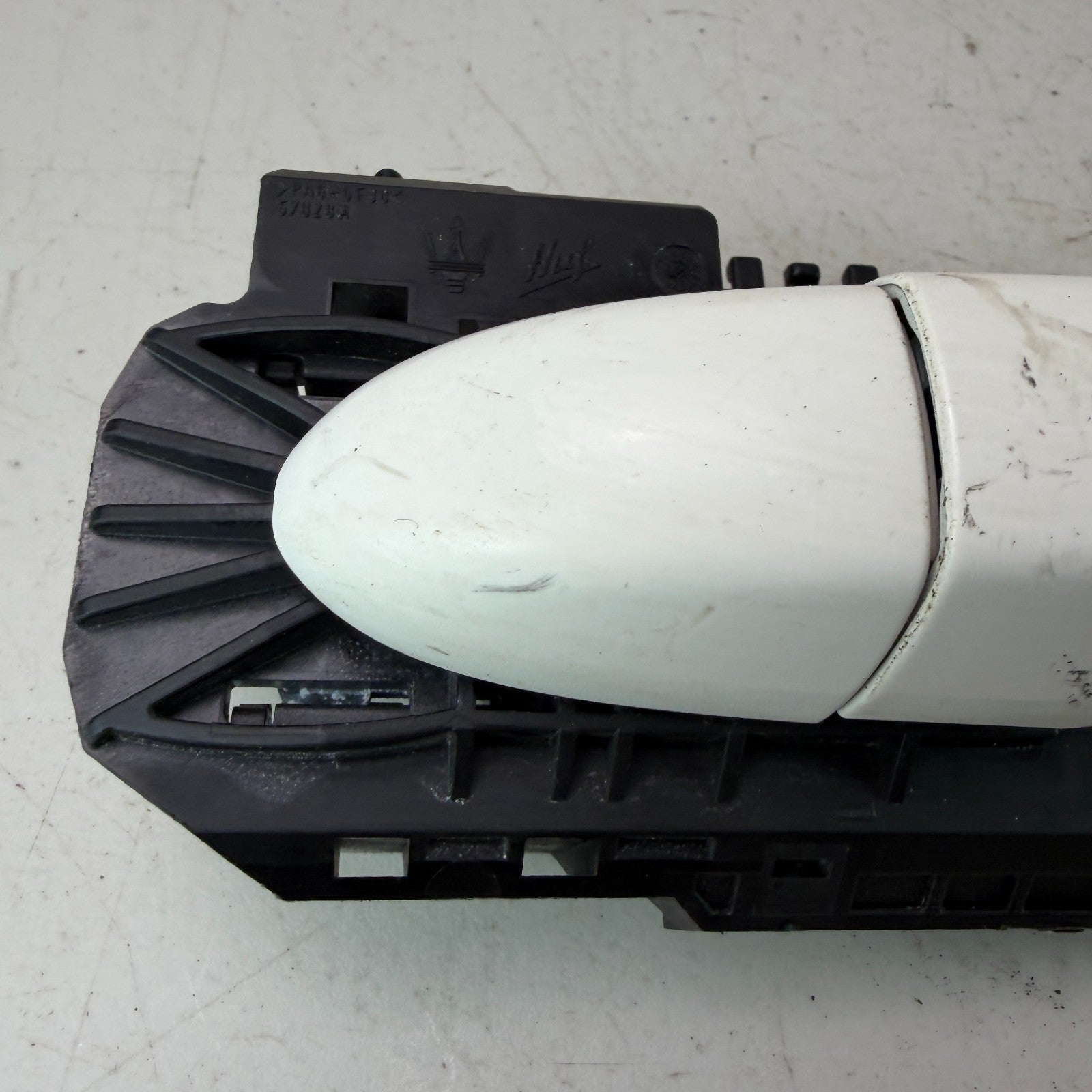 2017-2020 MASERATI LEVANTE FRONT RIGHT PASSENGER EXTERIOR DOOR HANDLE WHITE OEM