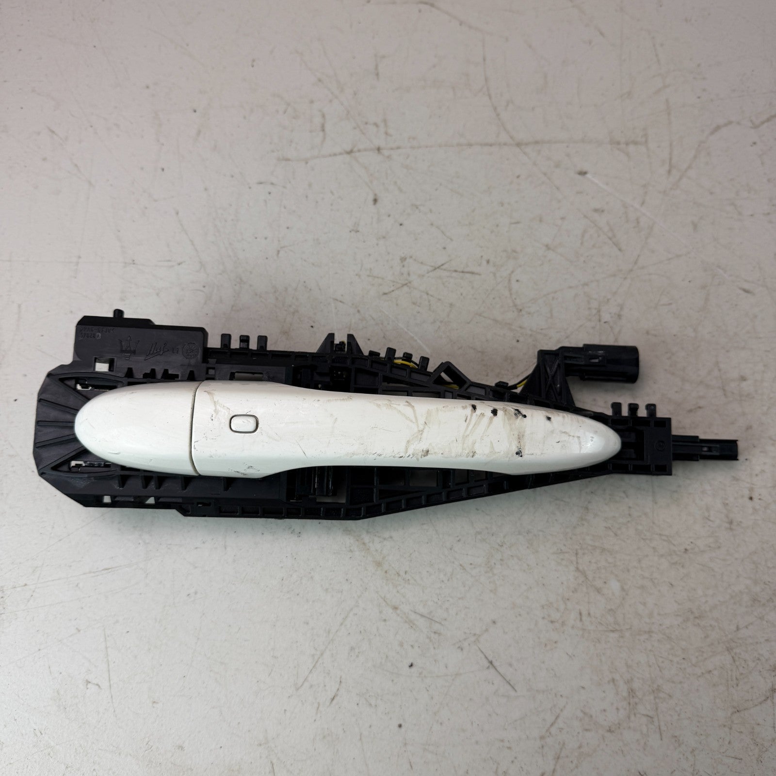 2017-2020 MASERATI LEVANTE FRONT RIGHT PASSENGER EXTERIOR DOOR HANDLE WHITE OEM