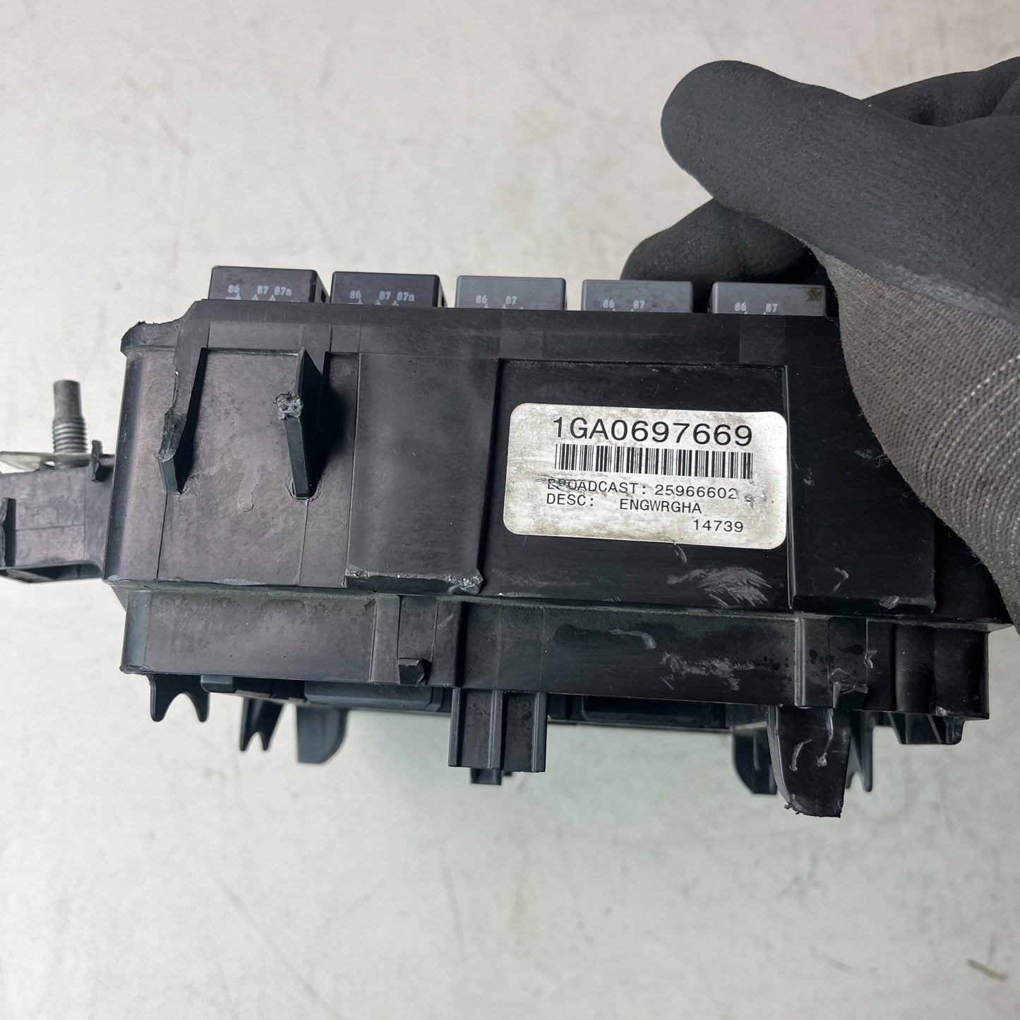 2009 CADILLAC CTS-V ENGINE FUSE BOX RELAY JUNCTION CONTROL 25966602 DAMAGED