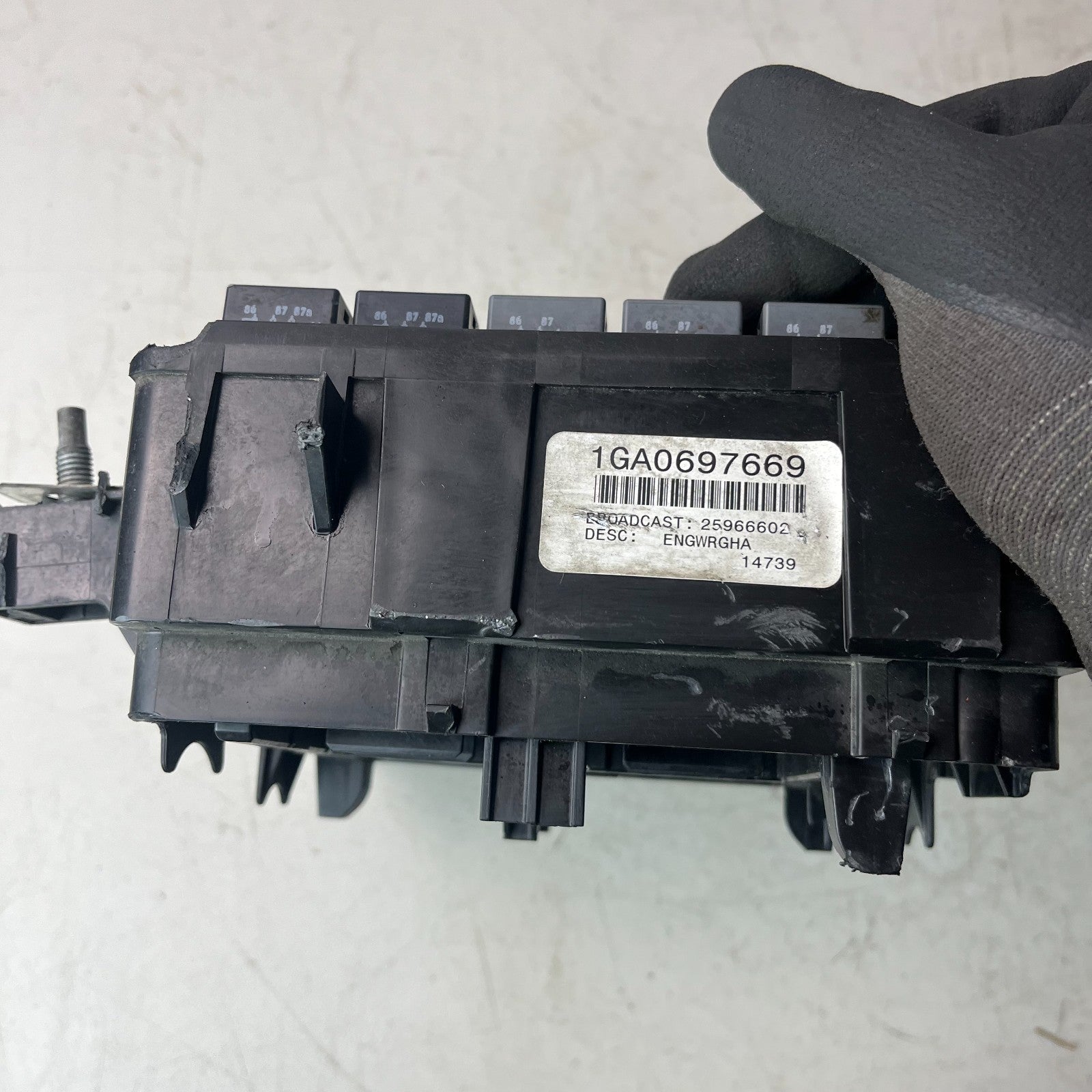 2009 CADILLAC CTS-V ENGINE FUSE BOX RELAY JUNCTION CONTROL 25966602 DAMAGED