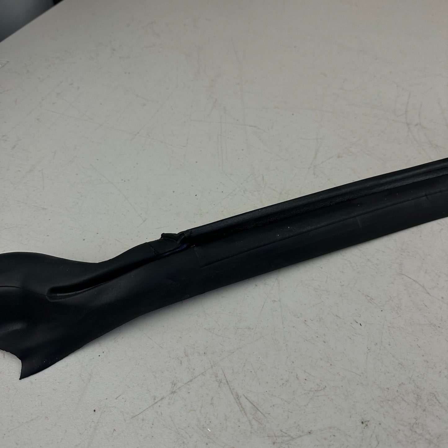 2014-2019 CHEVROLET CORVETTE C7 FRONT WINDSHIELD WEATHER STRIP RUBBER BLACK OEM