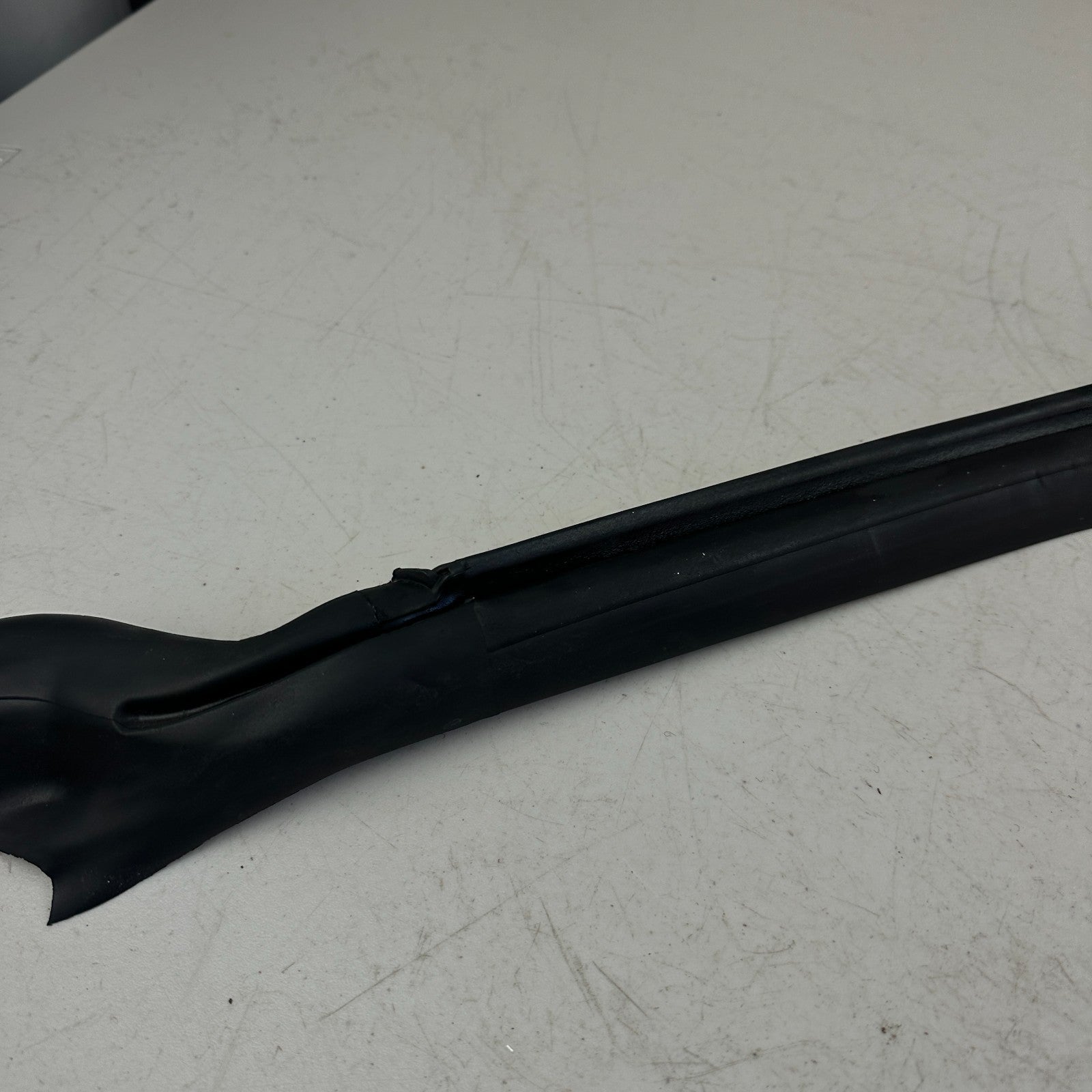 2014-2019 CHEVROLET CORVETTE C7 FRONT WINDSHIELD WEATHER STRIP RUBBER BLACK OEM