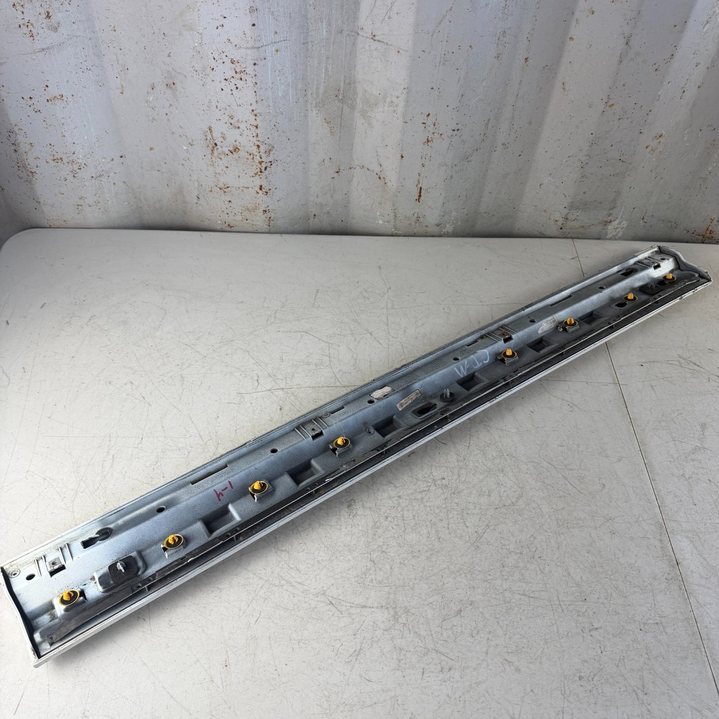 2017-2020 MASERATI LEVANTE FRONT RIGHT EXTERIOR DOOR LOWER MOLDING WHITE OEM