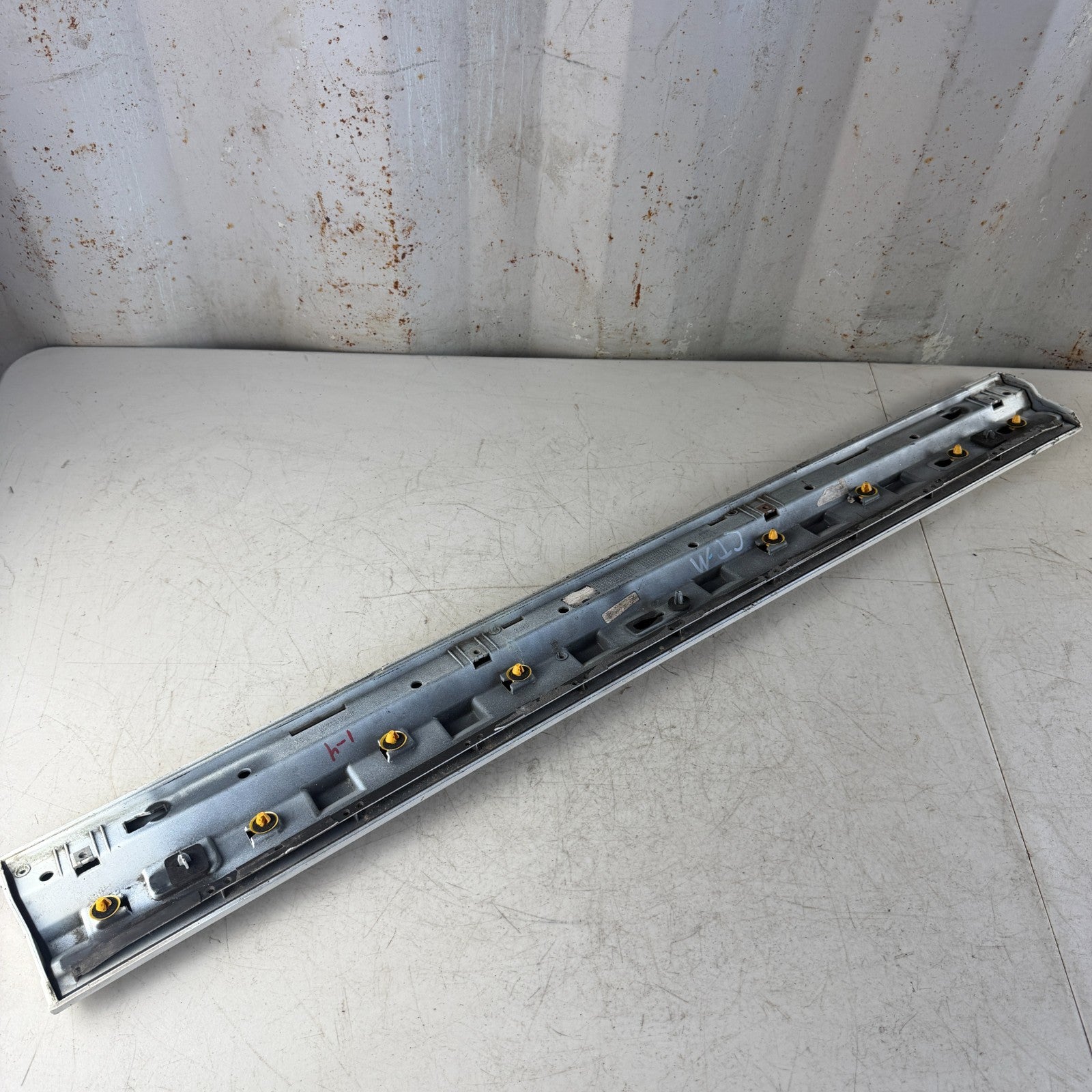 2017-2020 MASERATI LEVANTE FRONT RIGHT EXTERIOR DOOR LOWER MOLDING WHITE OEM